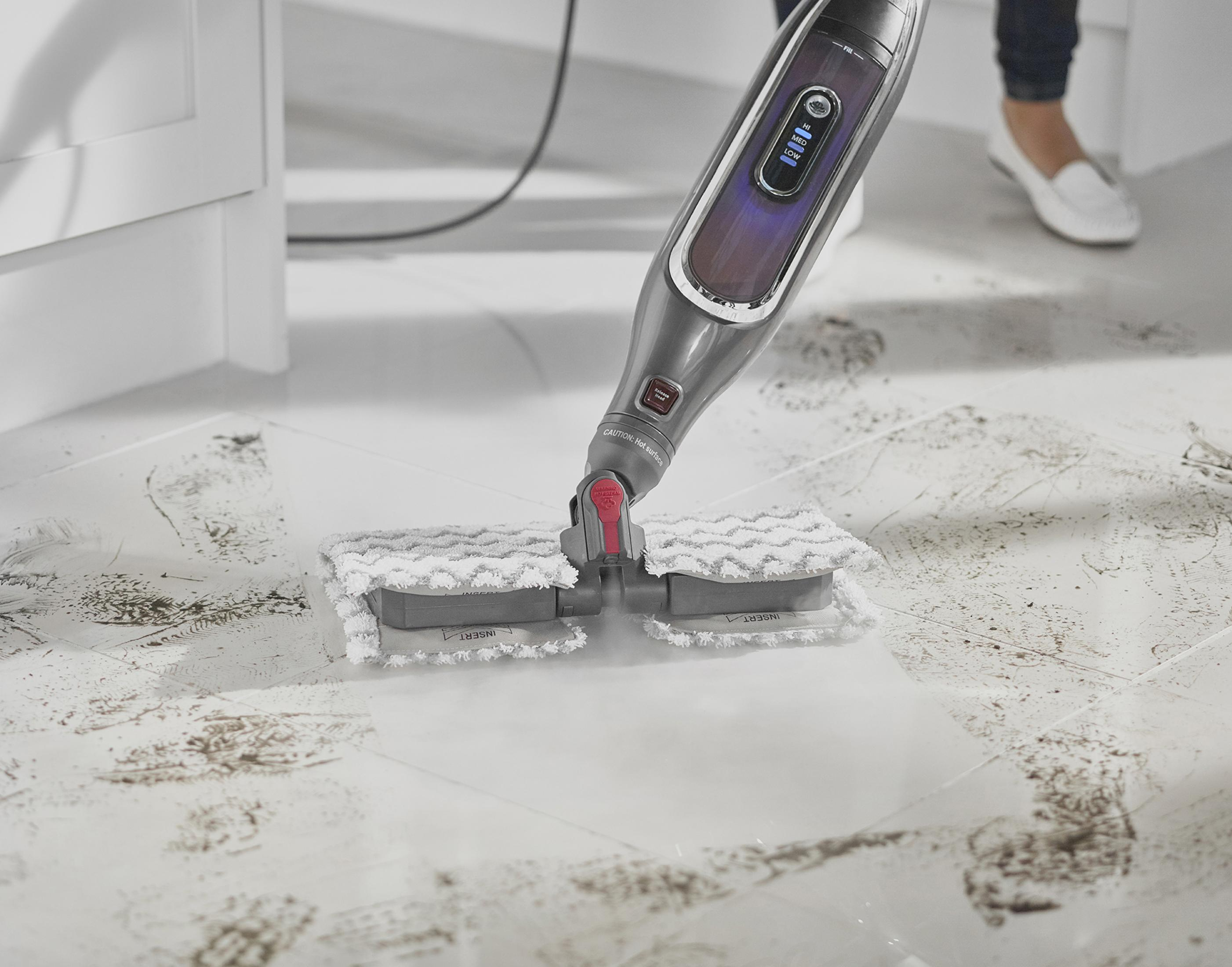 Mop parowy czyszczący brudną podłogę z płytek.