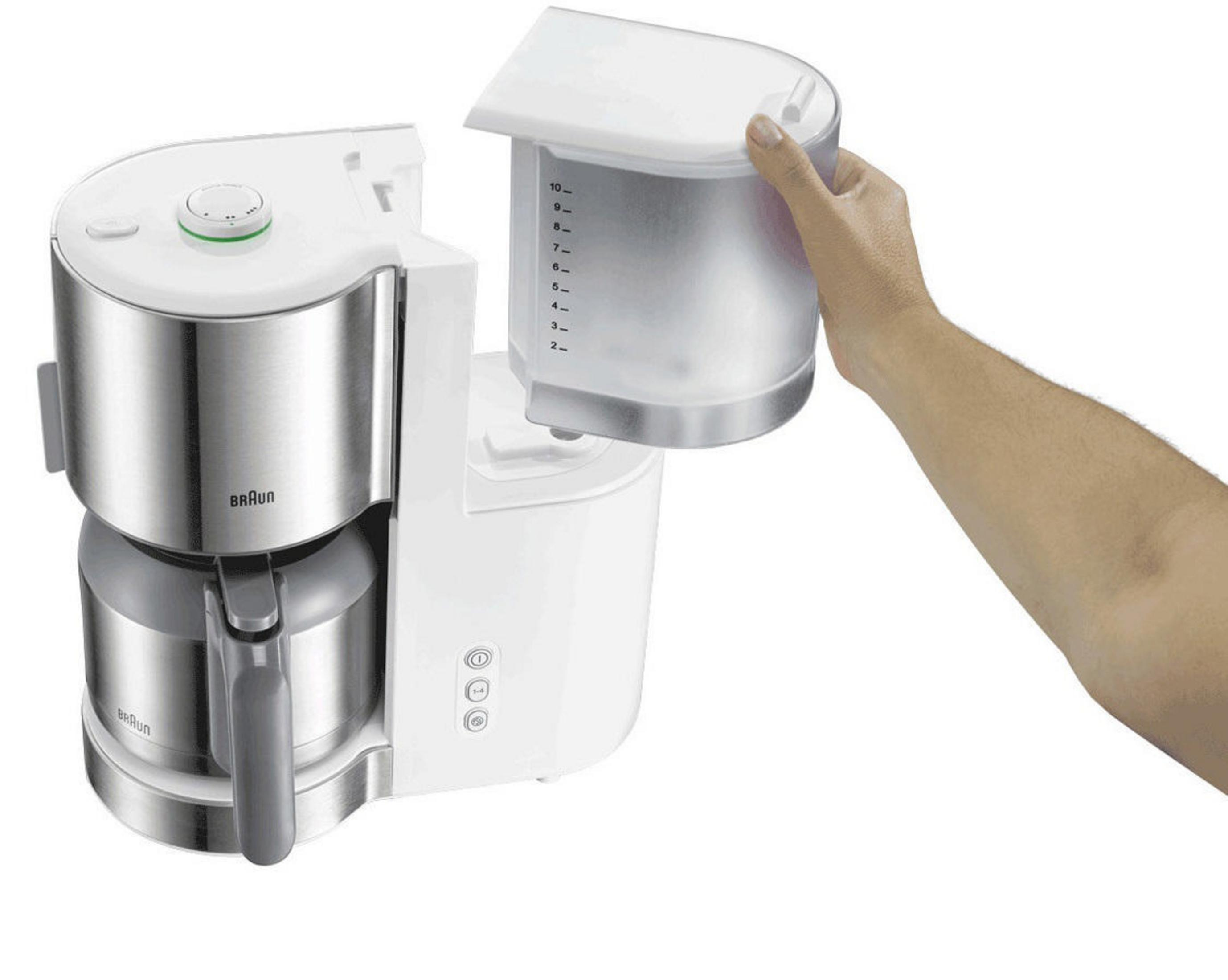 Biały i ze stali nierdzewnej ekspres do kawy. Osoba wlewa wodę do górnego pojemnika.