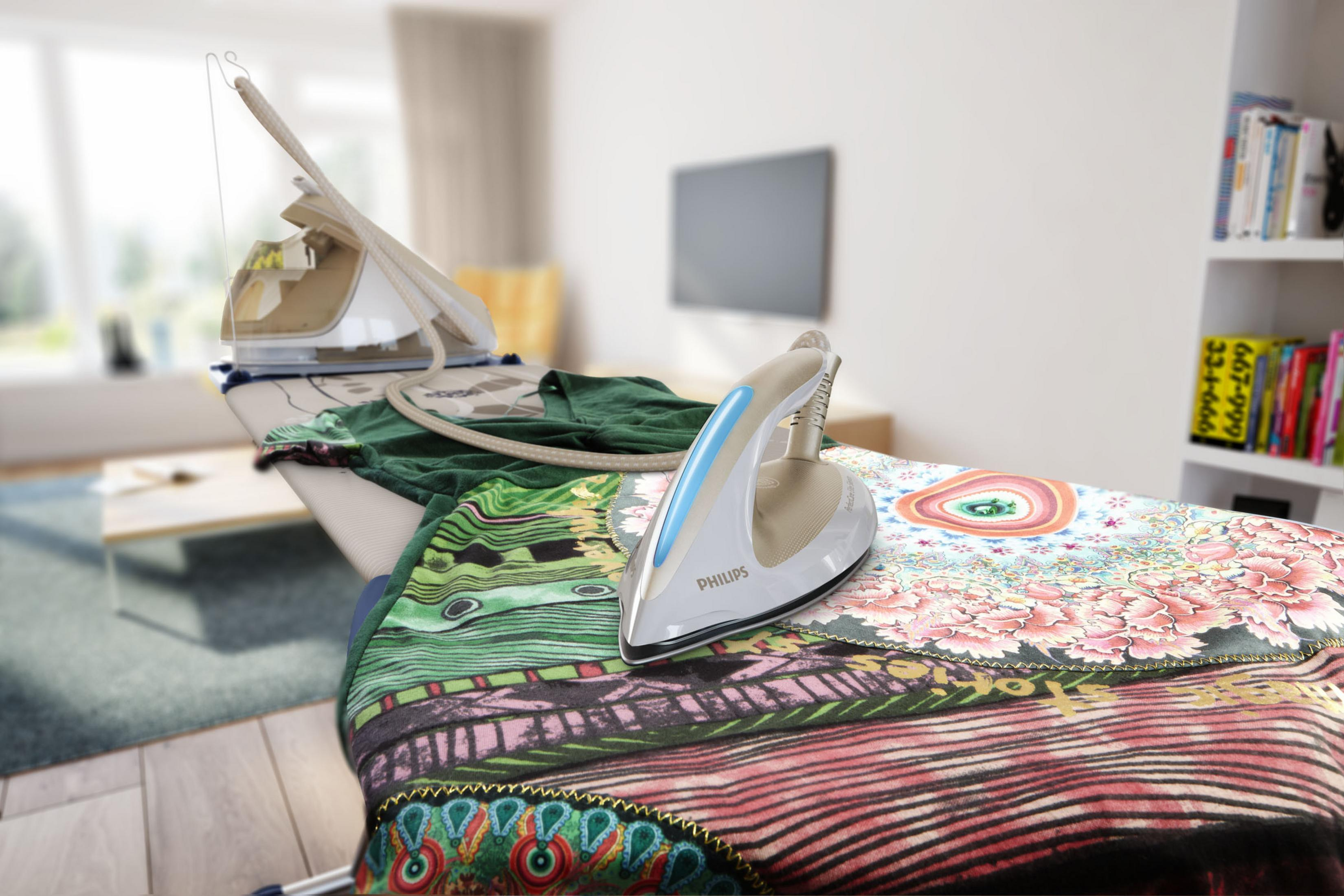 Ein Bügeleisen und ein Bügelbrett mit Kleidung im Wohnzimmer.