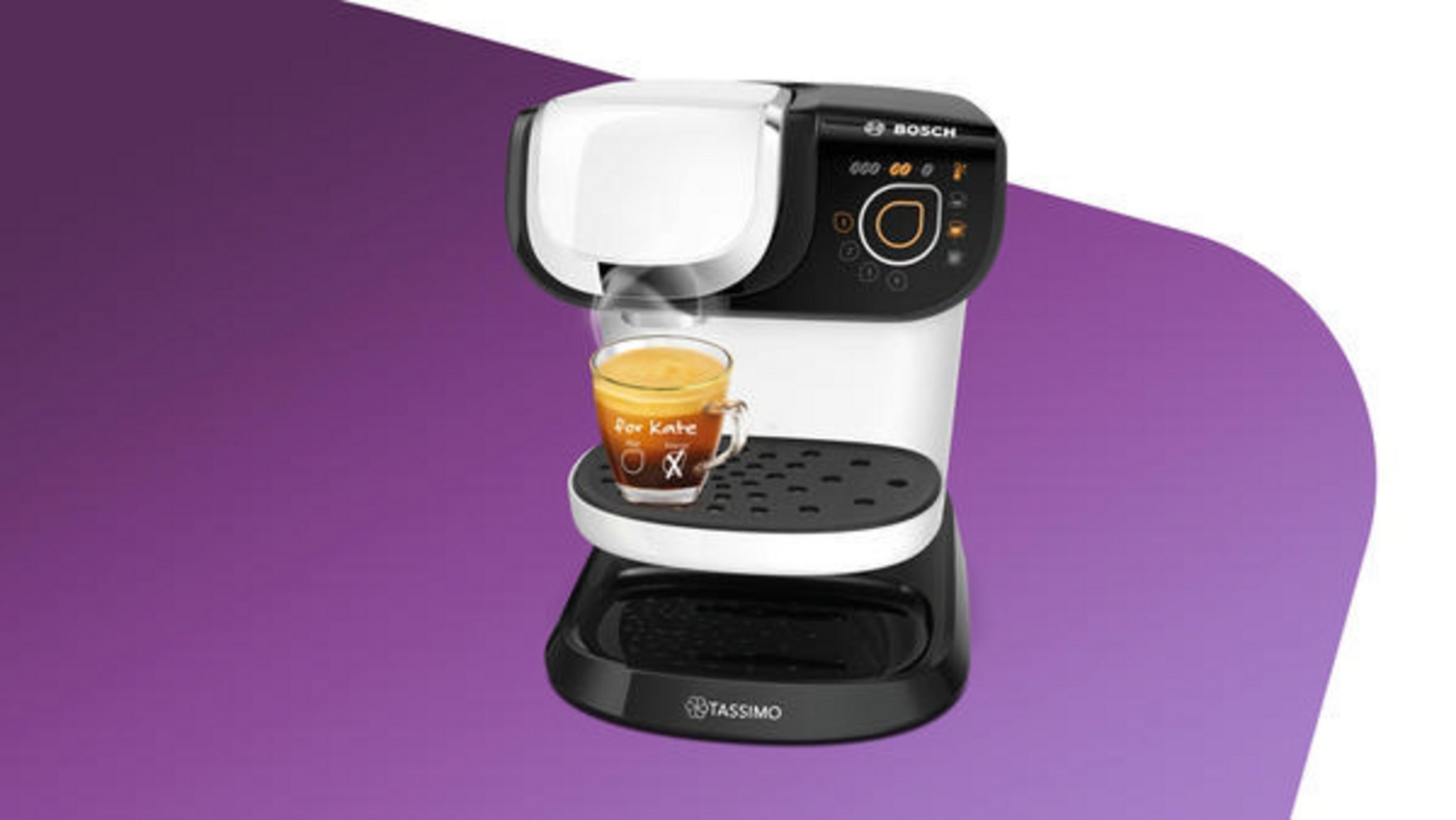 Czarno-biały ekspres do kawy nalewający kawę do szklanki na fioletowym tle.