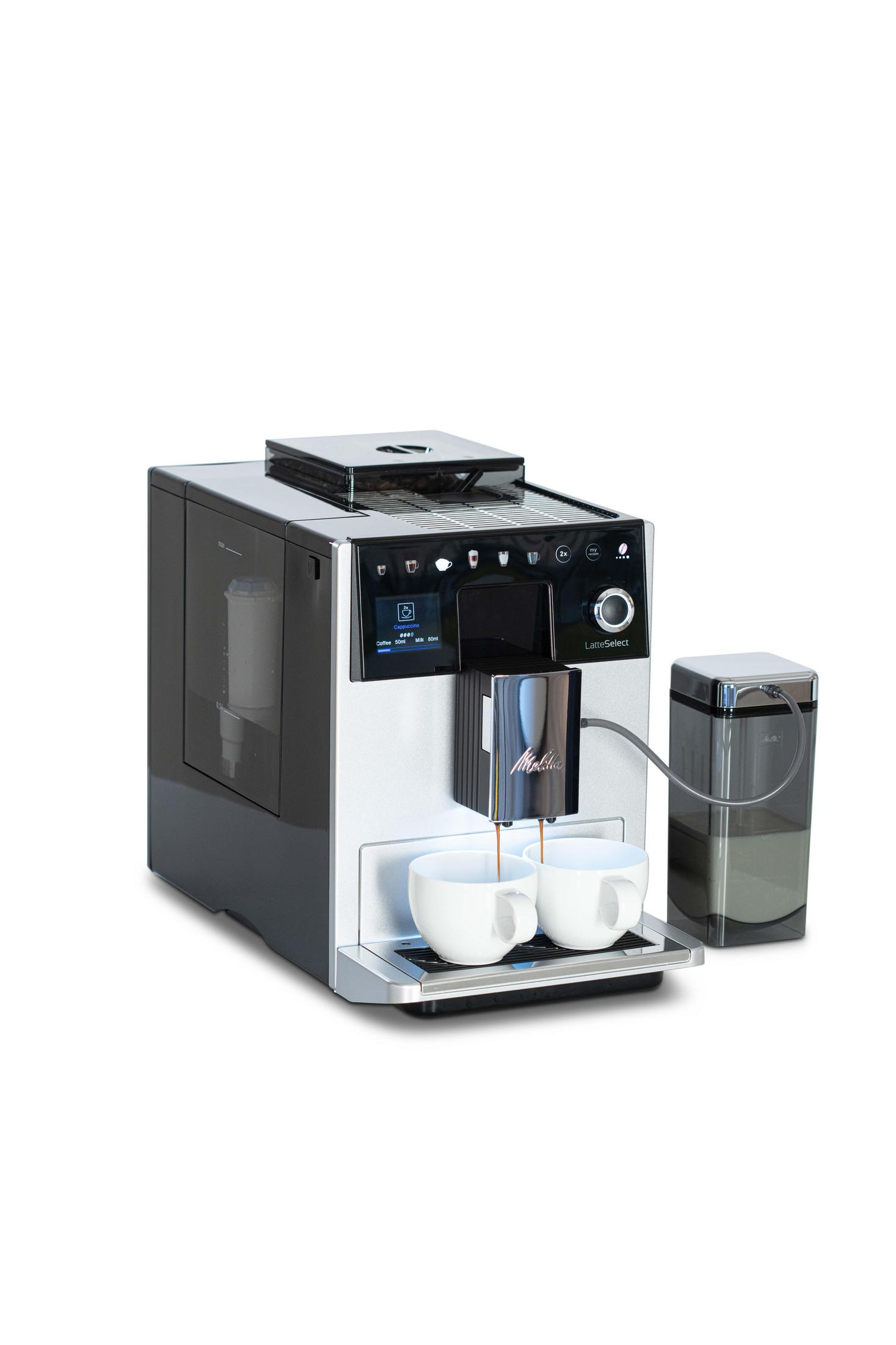 Silber- und weiße Kaffeemaschine, die Kaffee in zwei weiße Tassen ausgibt.