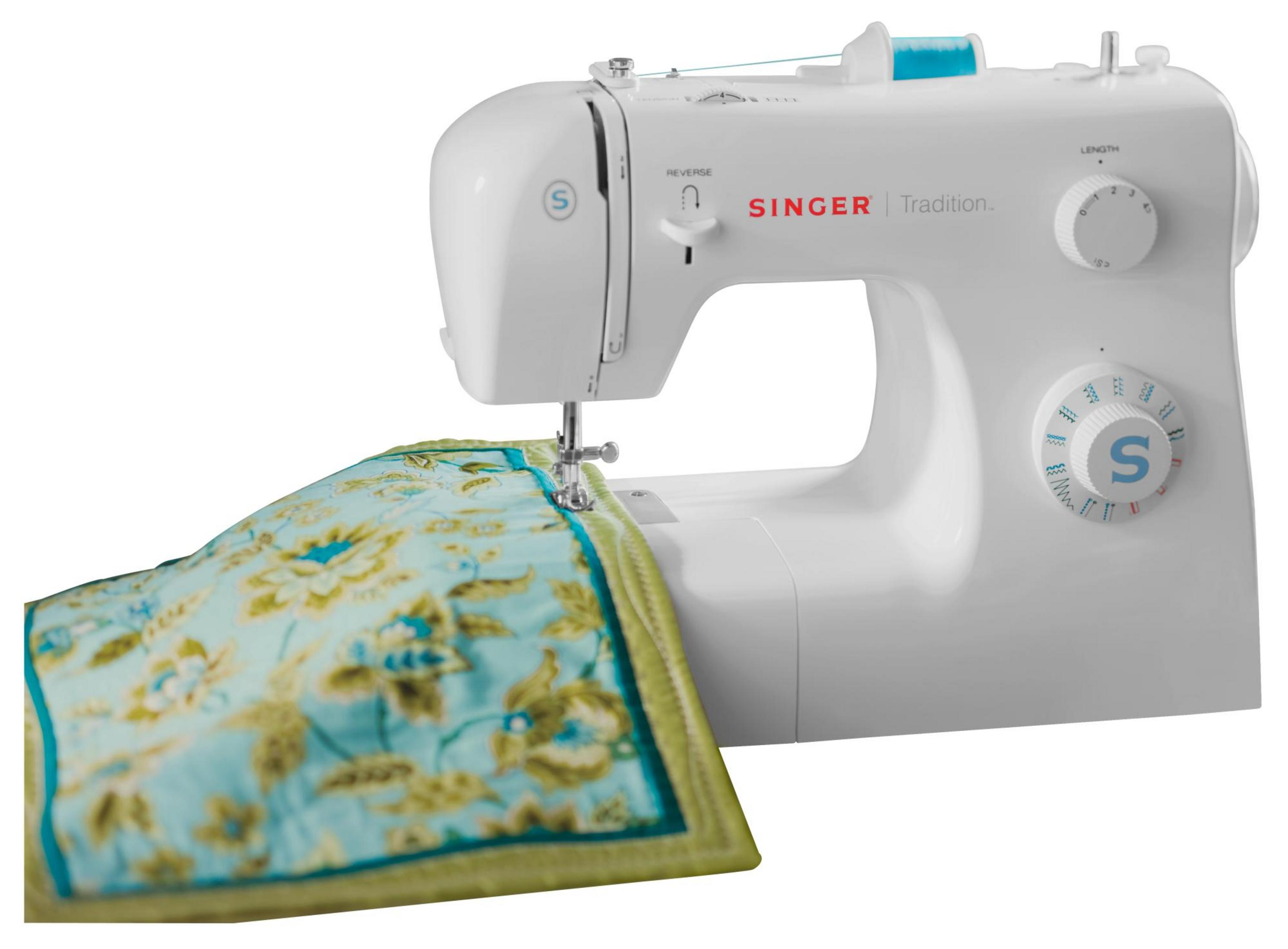Una máquina de coser Singer blanca cosiendo una tela estampada sobre fondo blanco.