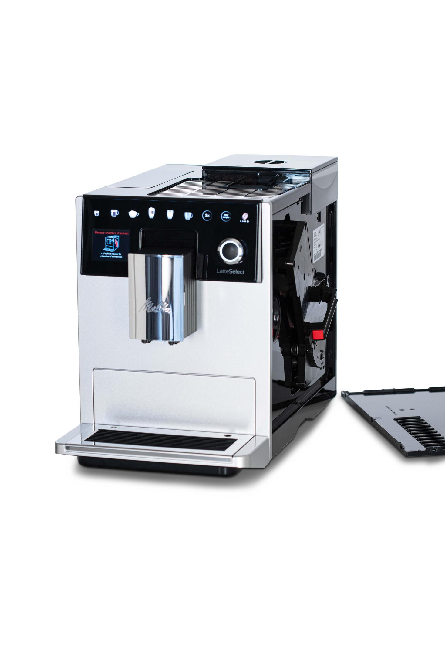 Silber-schwarze Kaffeemaschine. Ein Kaffeeauslauf und ein Bildschirm. Weißer Hintergrund.
