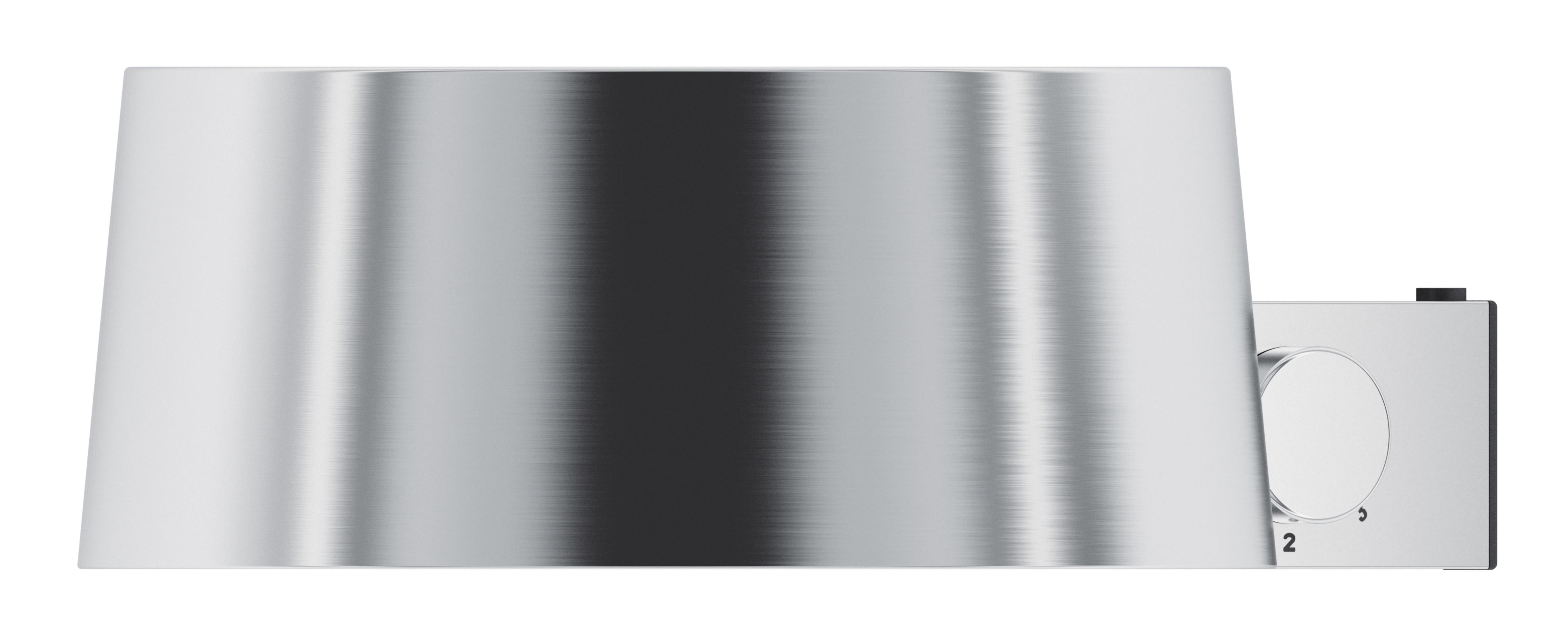 Une lampe chromée avec abat-jour blanc, surface noire et cadran numéroté. Le fond est blanc.