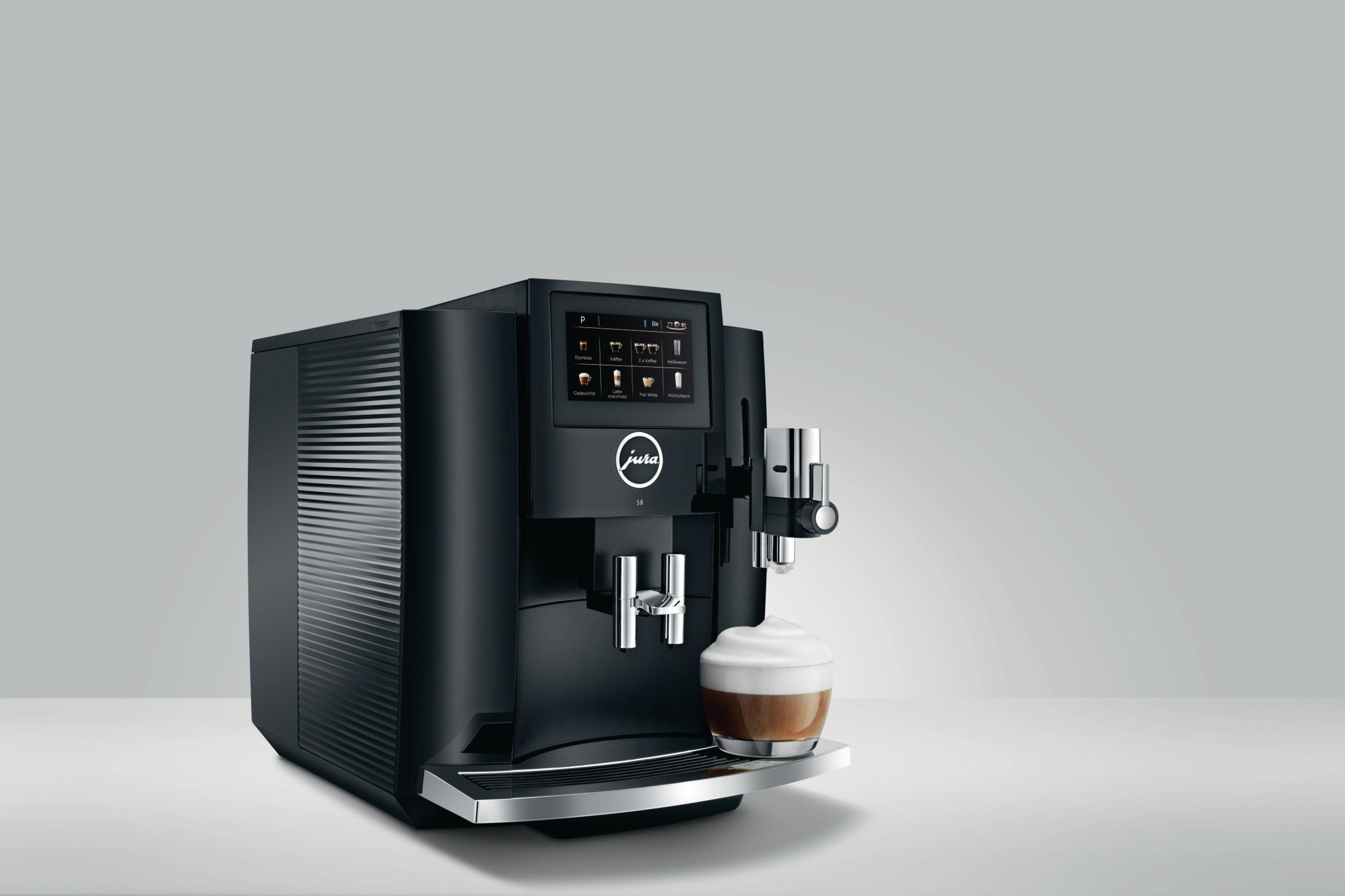 Schwarze Jura Kaffeemaschine mit Touchscreen, bereitet einen Cappuccino zu.