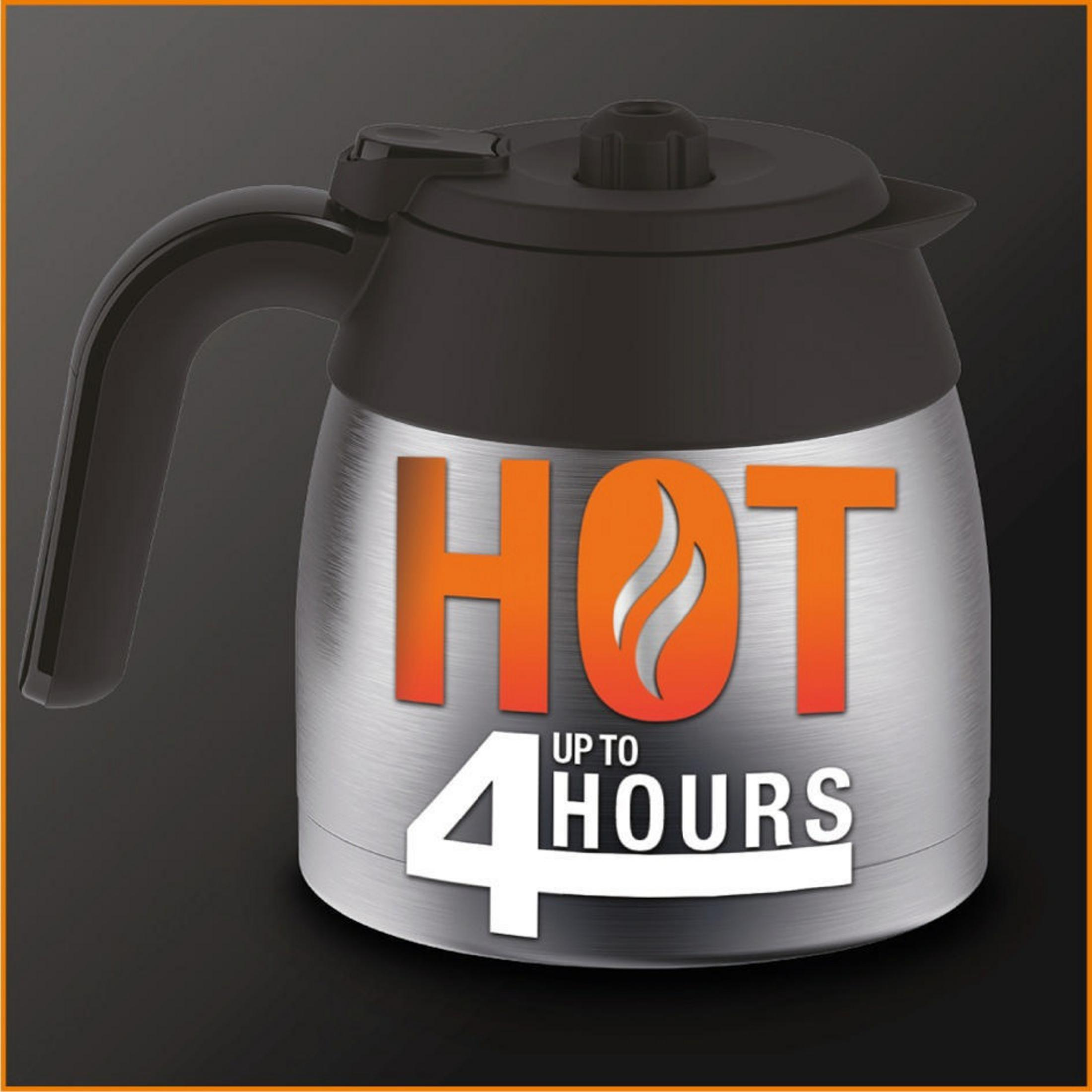 Eine silberne Kaffeekanne mit einer HOT-Grafik und dem Text '4 HOURS'.