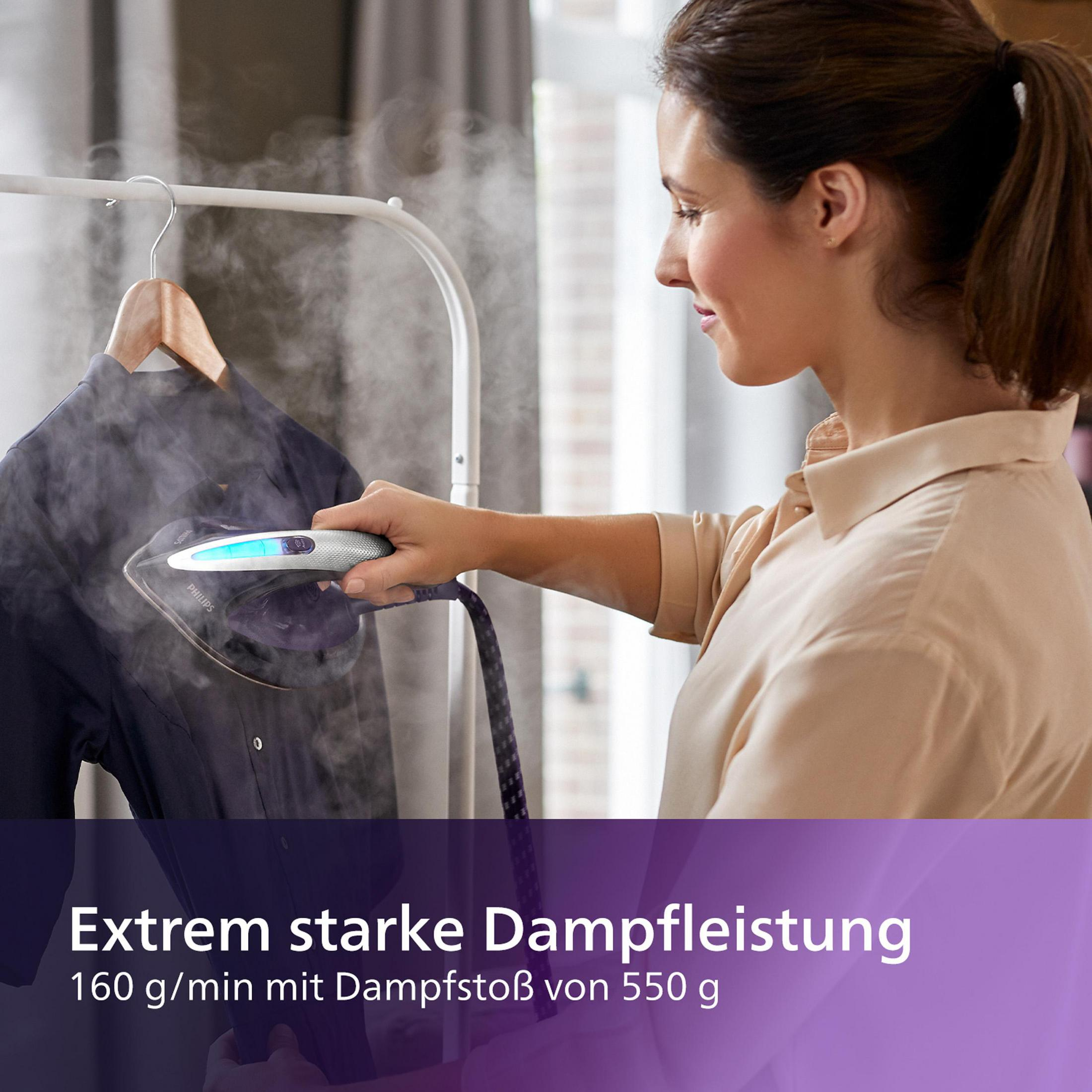 Donna che stira una camicia scura con un vaporizzatore Philips. Testo: 'Vaporizzazione estremamente potente'.