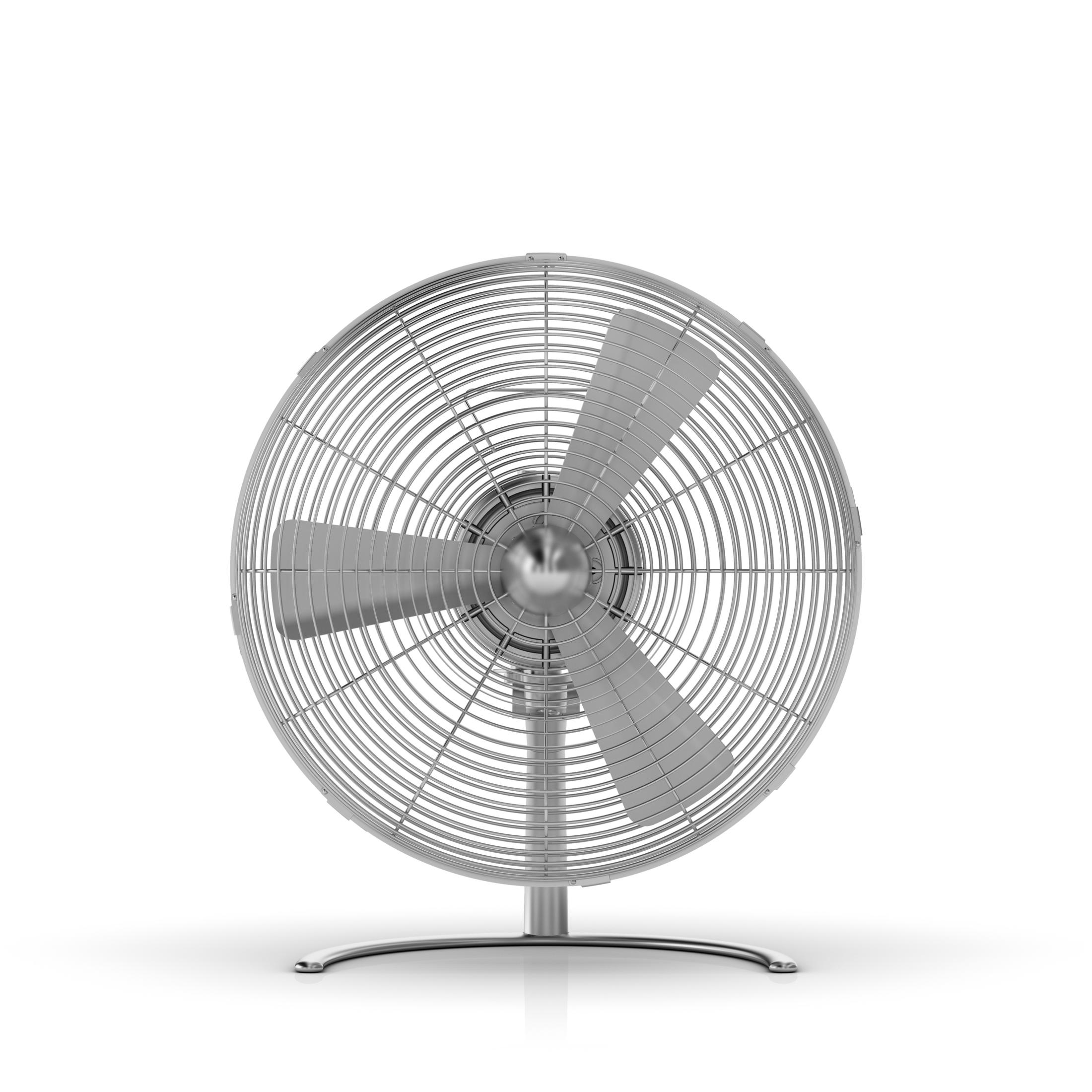 Ventilateur électrique argenté à trois pales sur fond blanc.