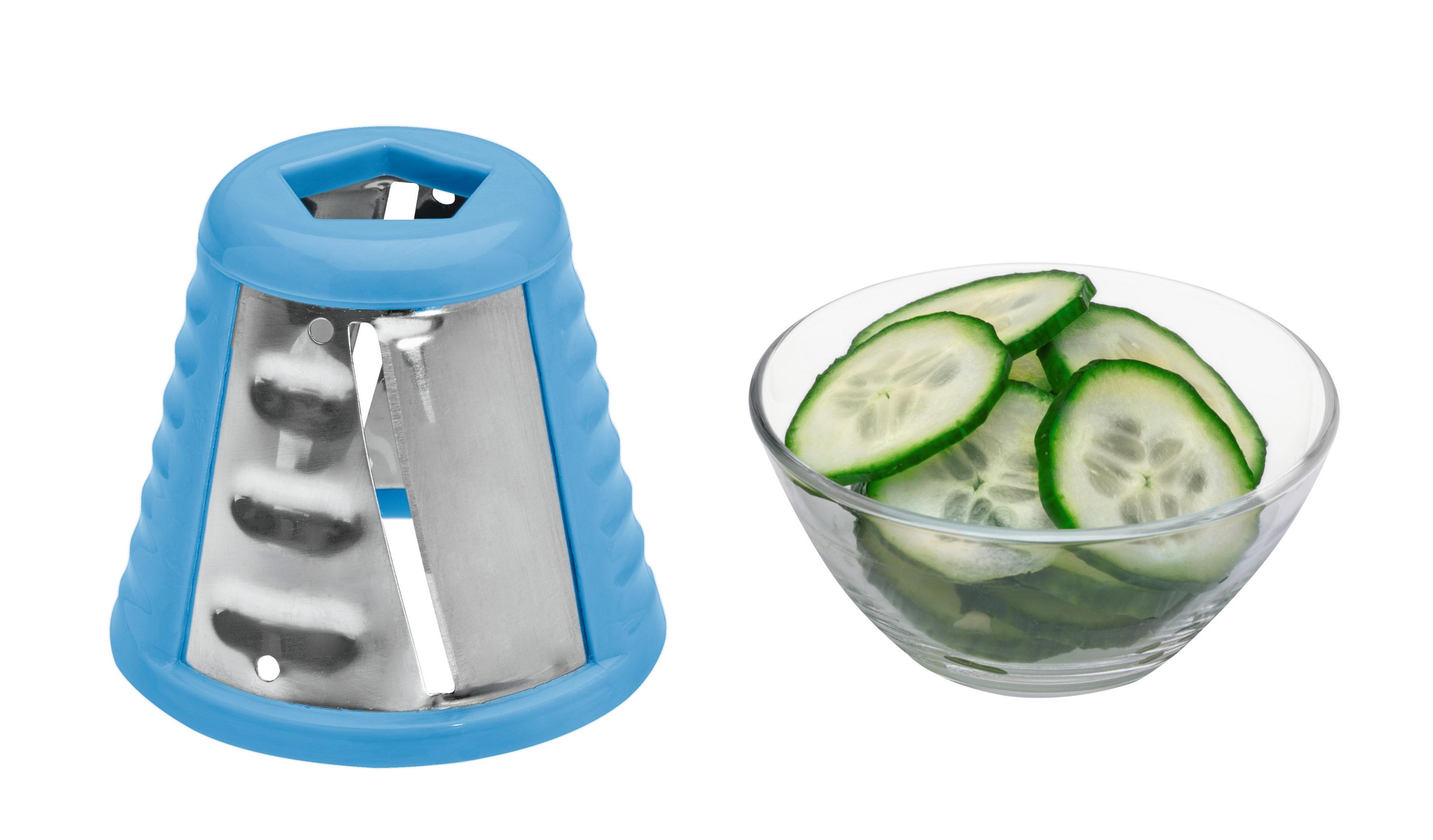 Niebieska krajalnica do ogórków obok szklanej miski z pokrojonymi ogórkami.