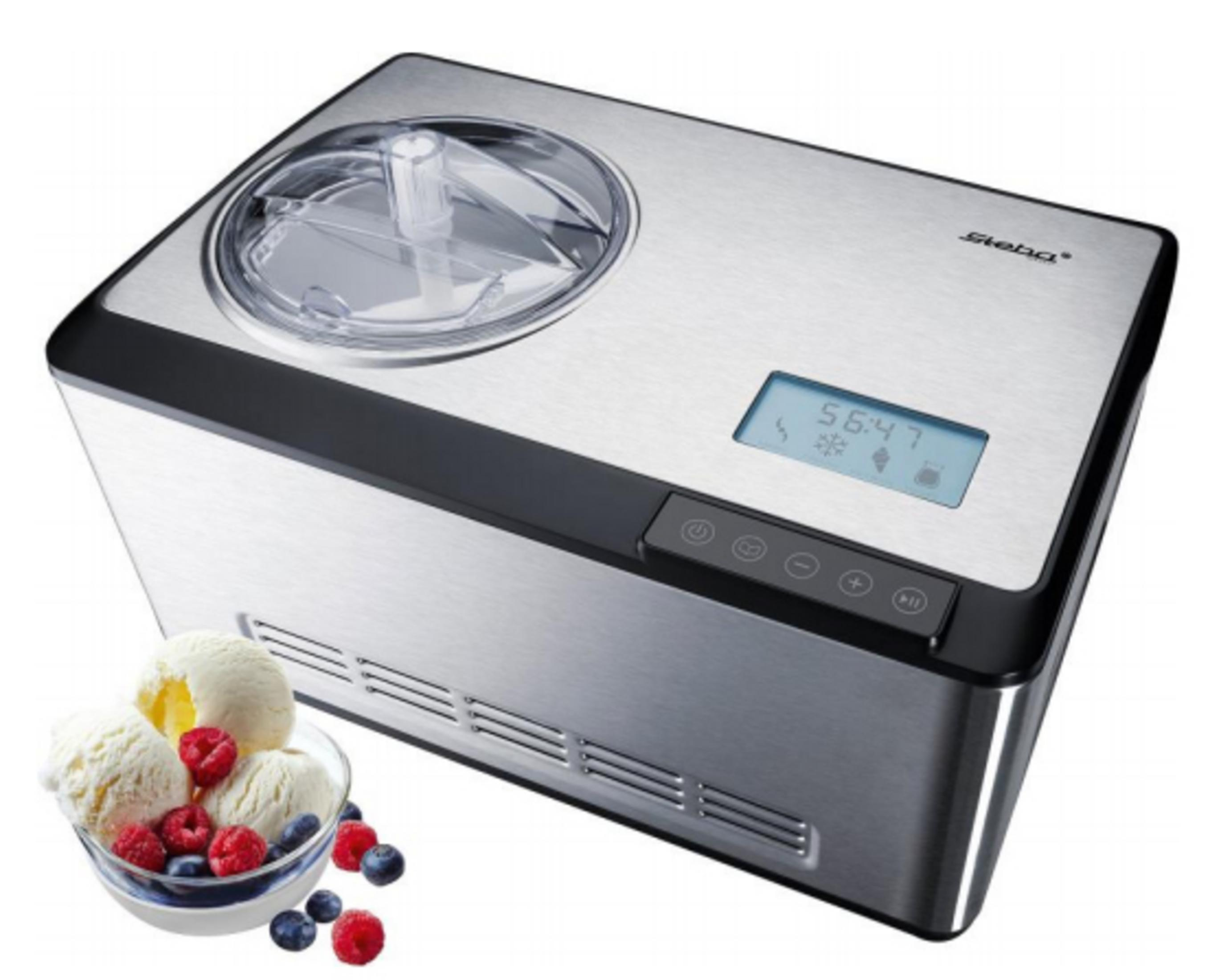 Silberne Eismaschine mit einer Glasschüssel mit Eis, Himbeeren und Blaubeeren auf weißem Hintergrund.