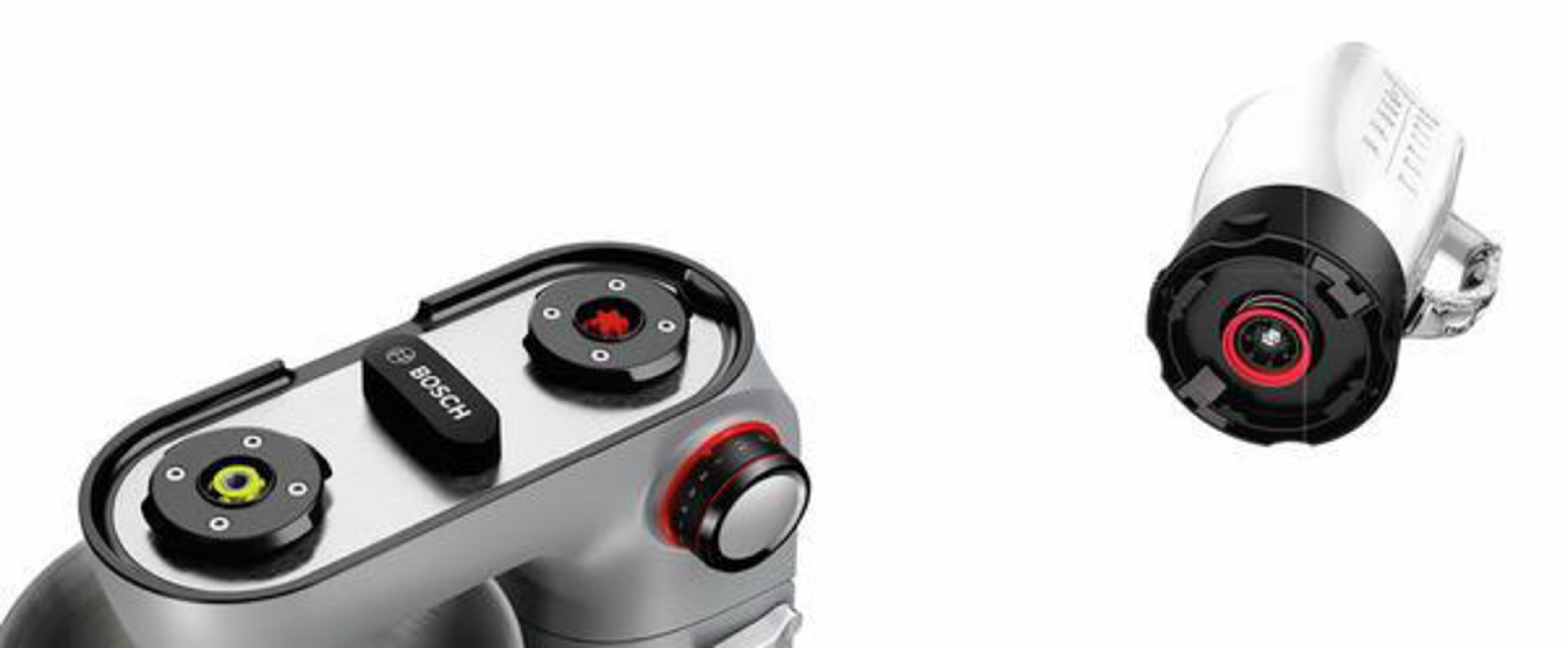 Vista dall'alto di un mixer da banco e di un accessorio frullatore, entrambi in argento e nero.