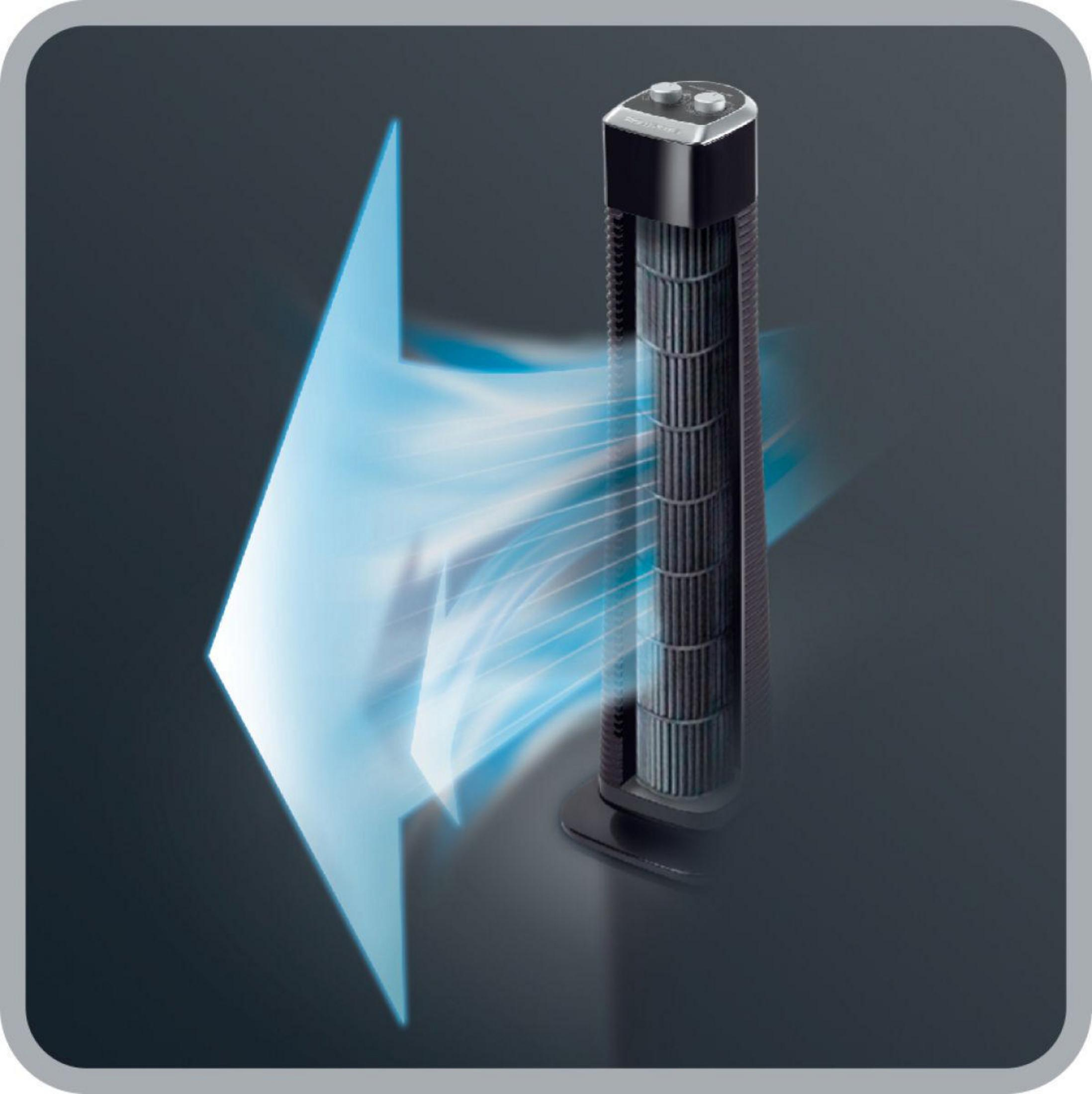 Un ventilador de torre negro con una flecha azul que indica el flujo de aire, sobre un fondo oscuro.