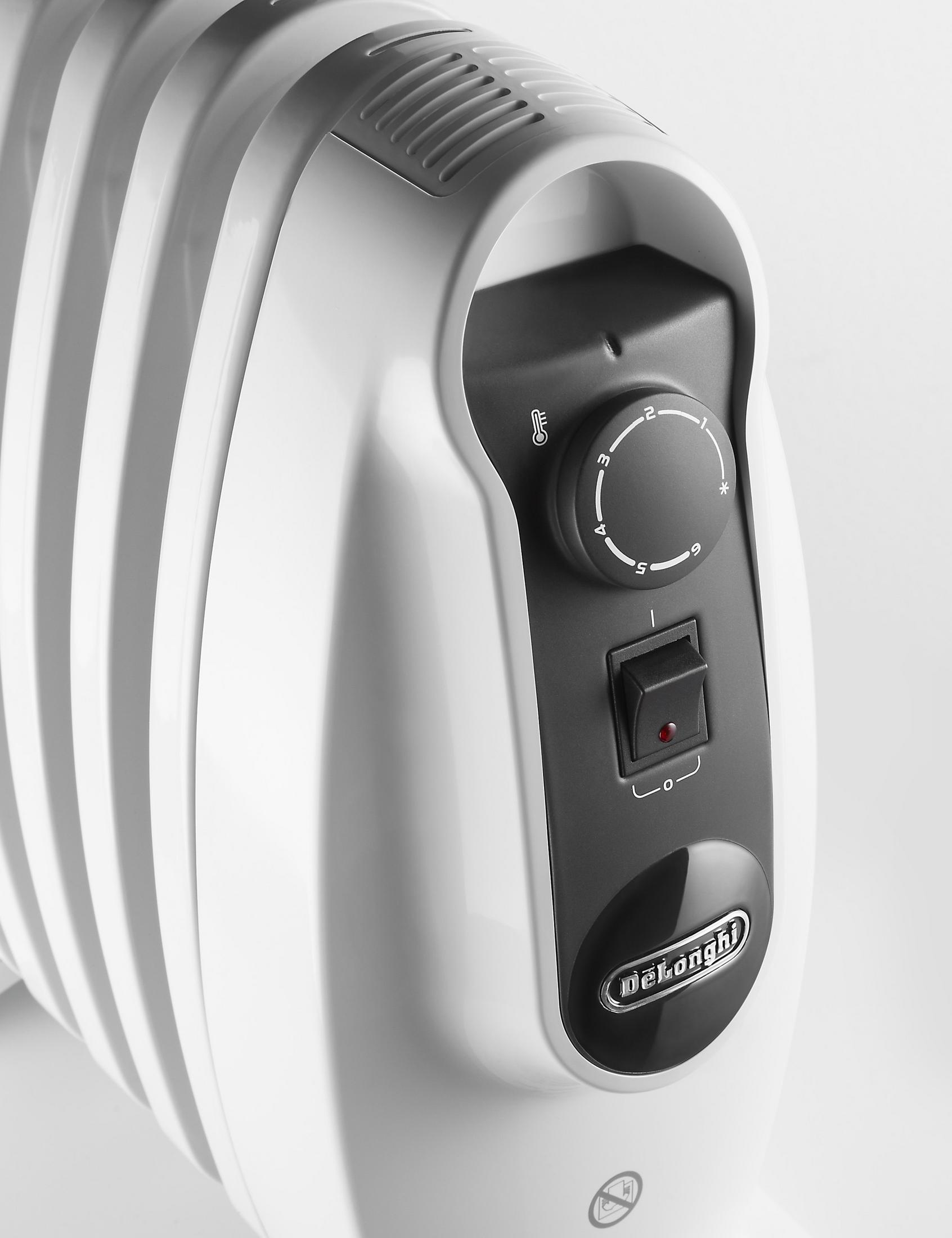 Termosifone a olio bianco con pannello di controllo, interruttore e quadrante.