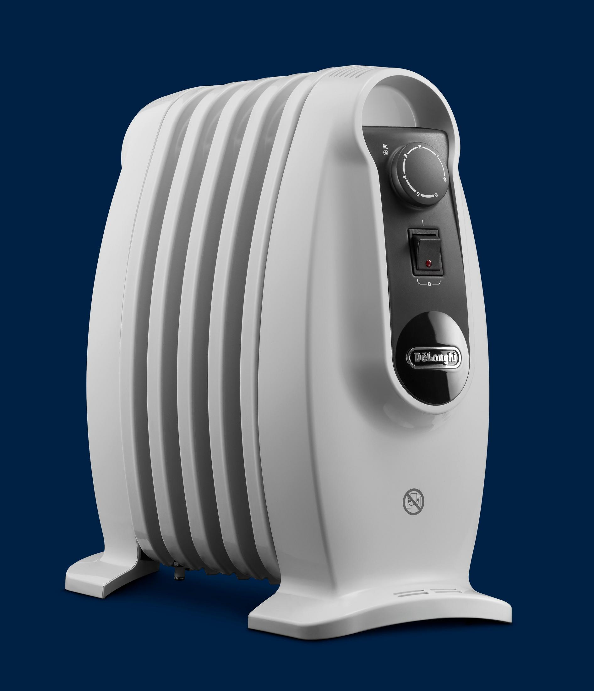 Radiatore a olio bianco su sfondo blu. Ha un pannello di controllo e un interruttore.