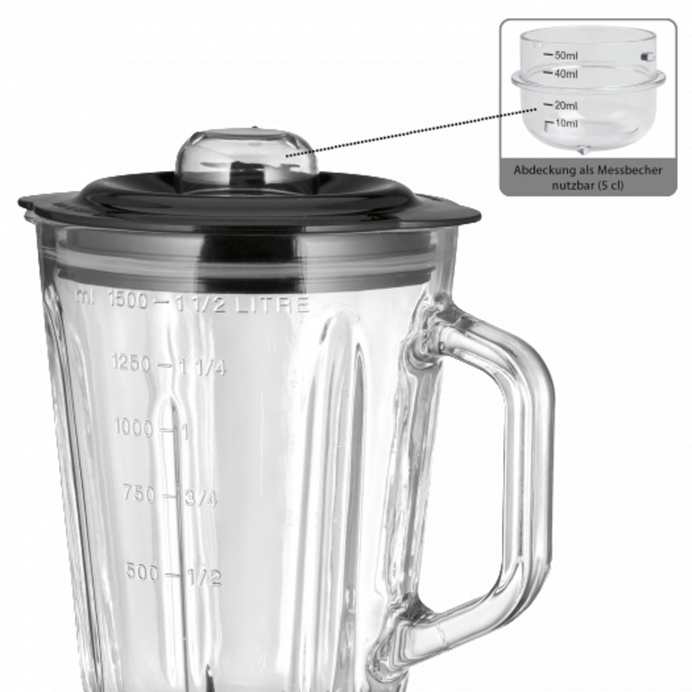 Licuadora con un vaso de vidrio y tapa negra, con una taza medidora encima.