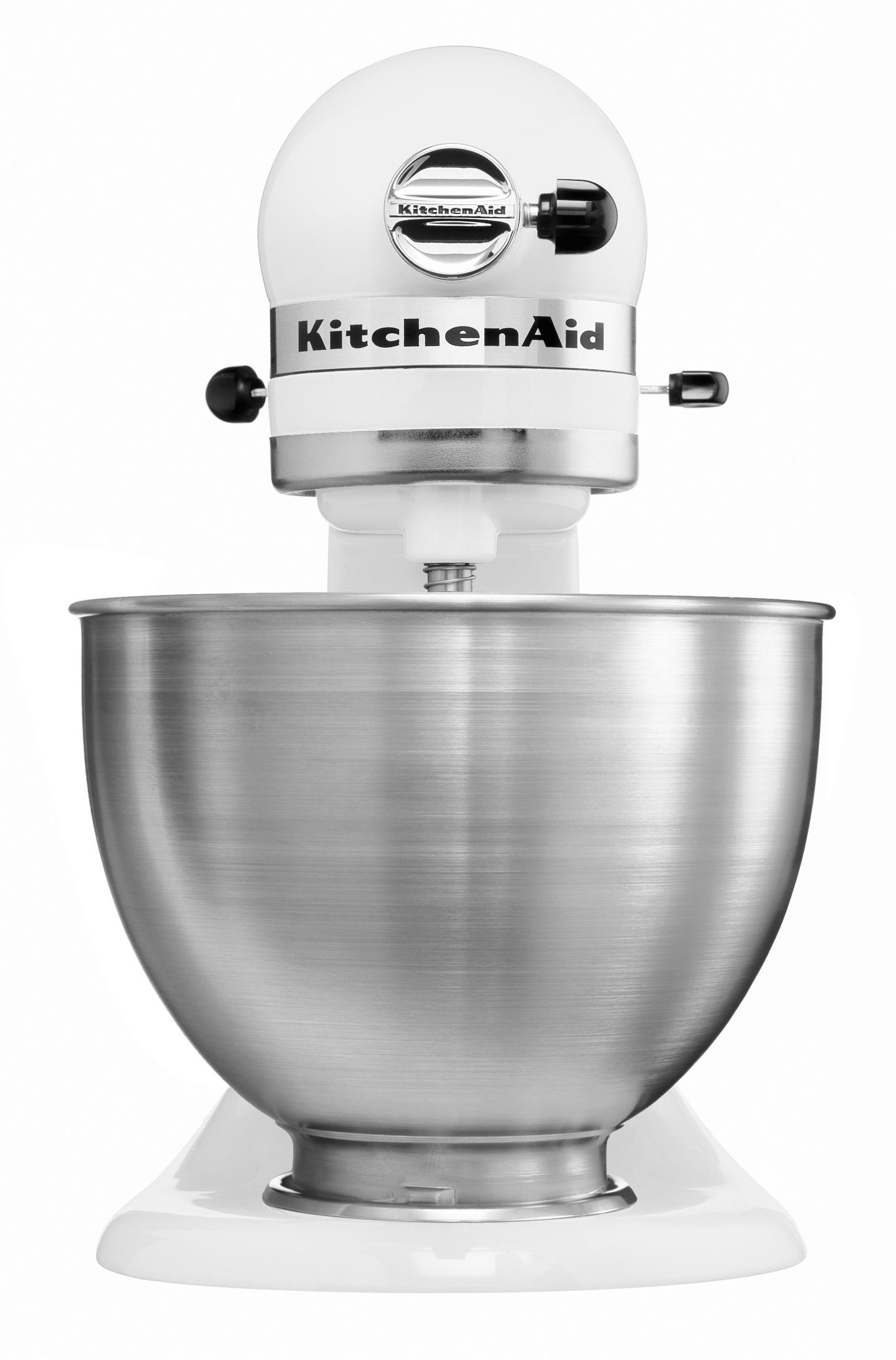 Ein weißer KitchenAid-Mixer mit einer Edelstahlschüssel, Studioaufnahme.