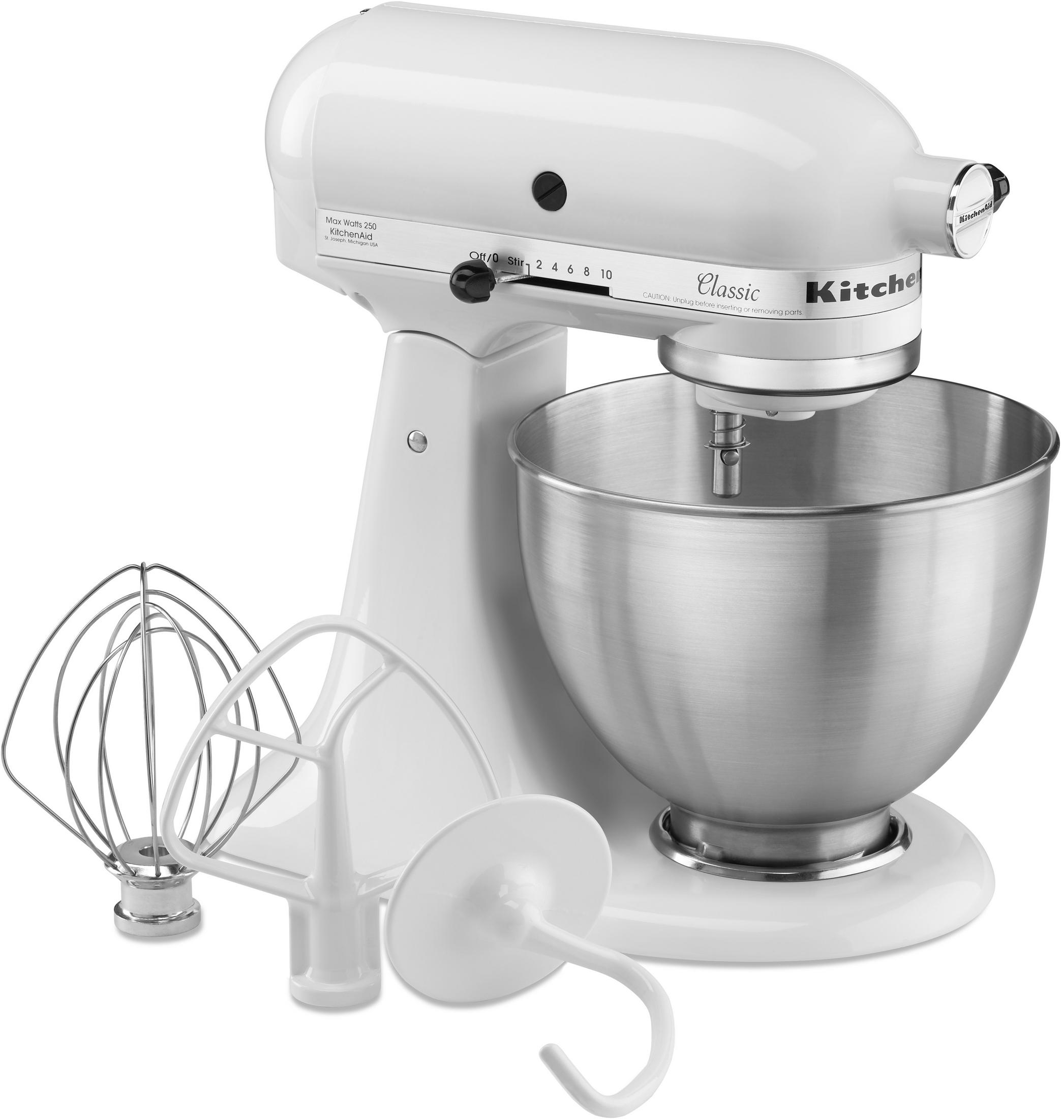 Ein weißer KitchenAid-Küchenmixer mit Aufsätzen auf weißem Hintergrund.