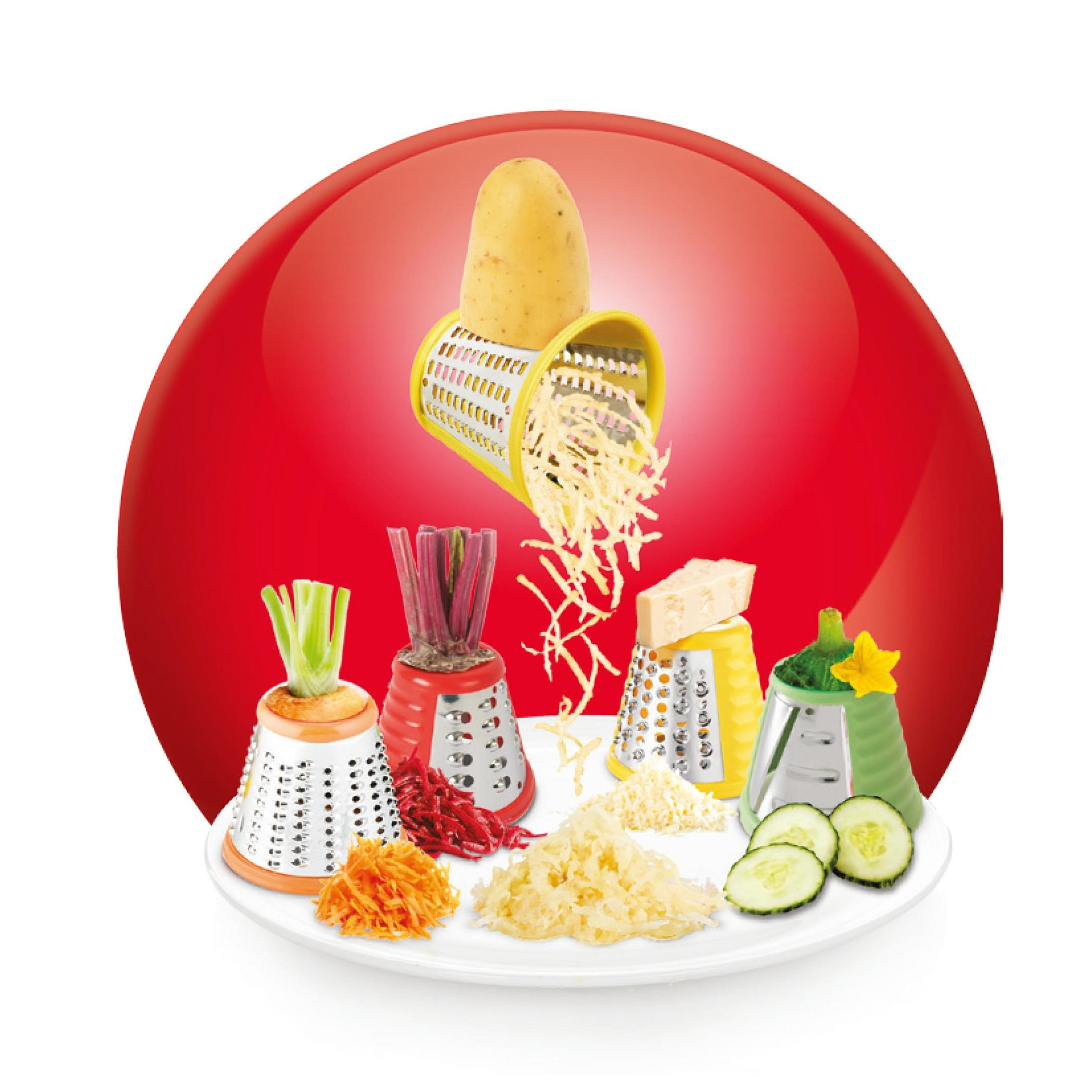 Verschiedene Reiben mit Gemüse und Käse auf einem weißen Teller vor rotem Hintergrund.