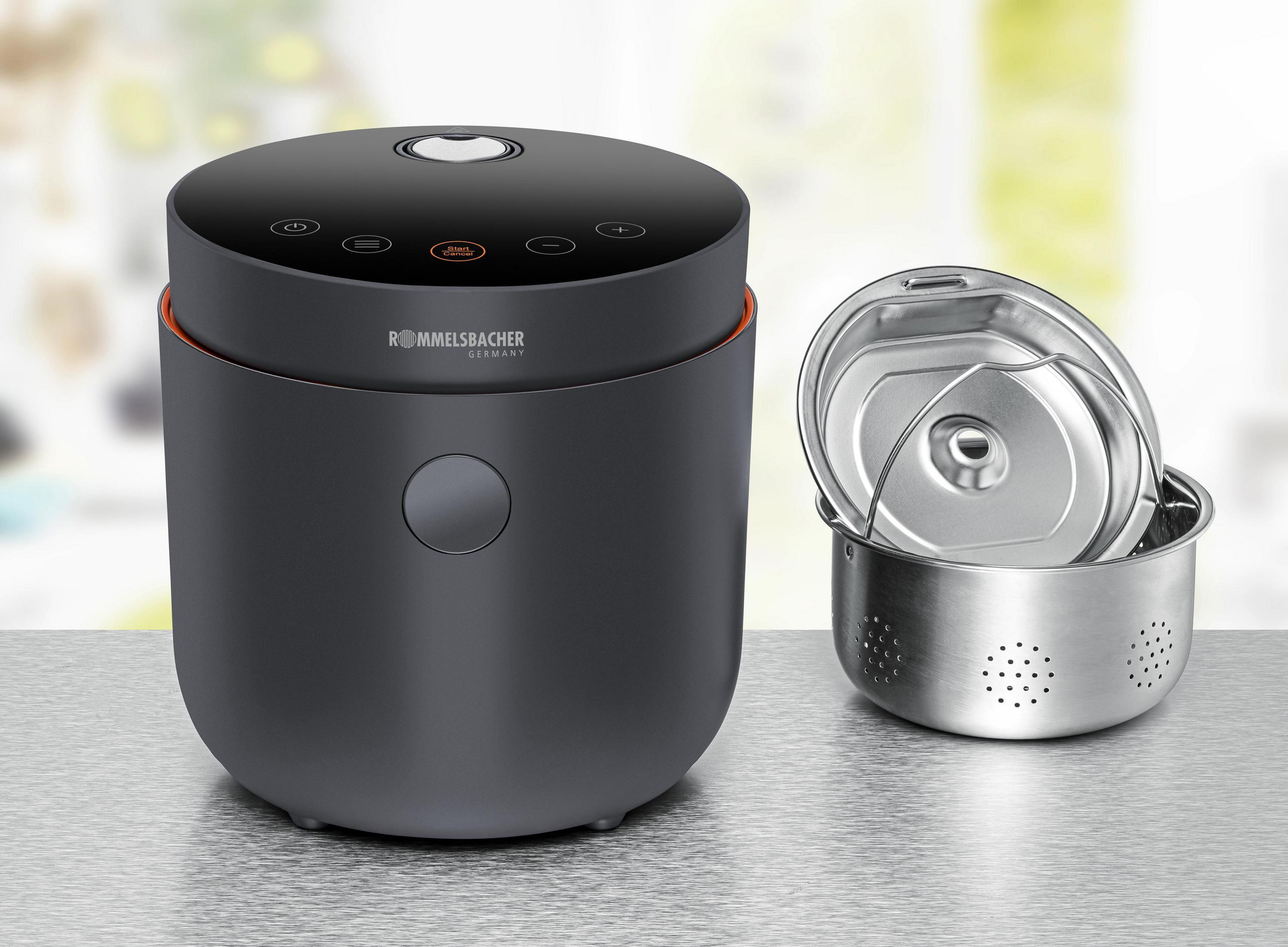 Czarny garnek do gotowania ryżu z otwartym koszem do gotowania na parze na blacie.