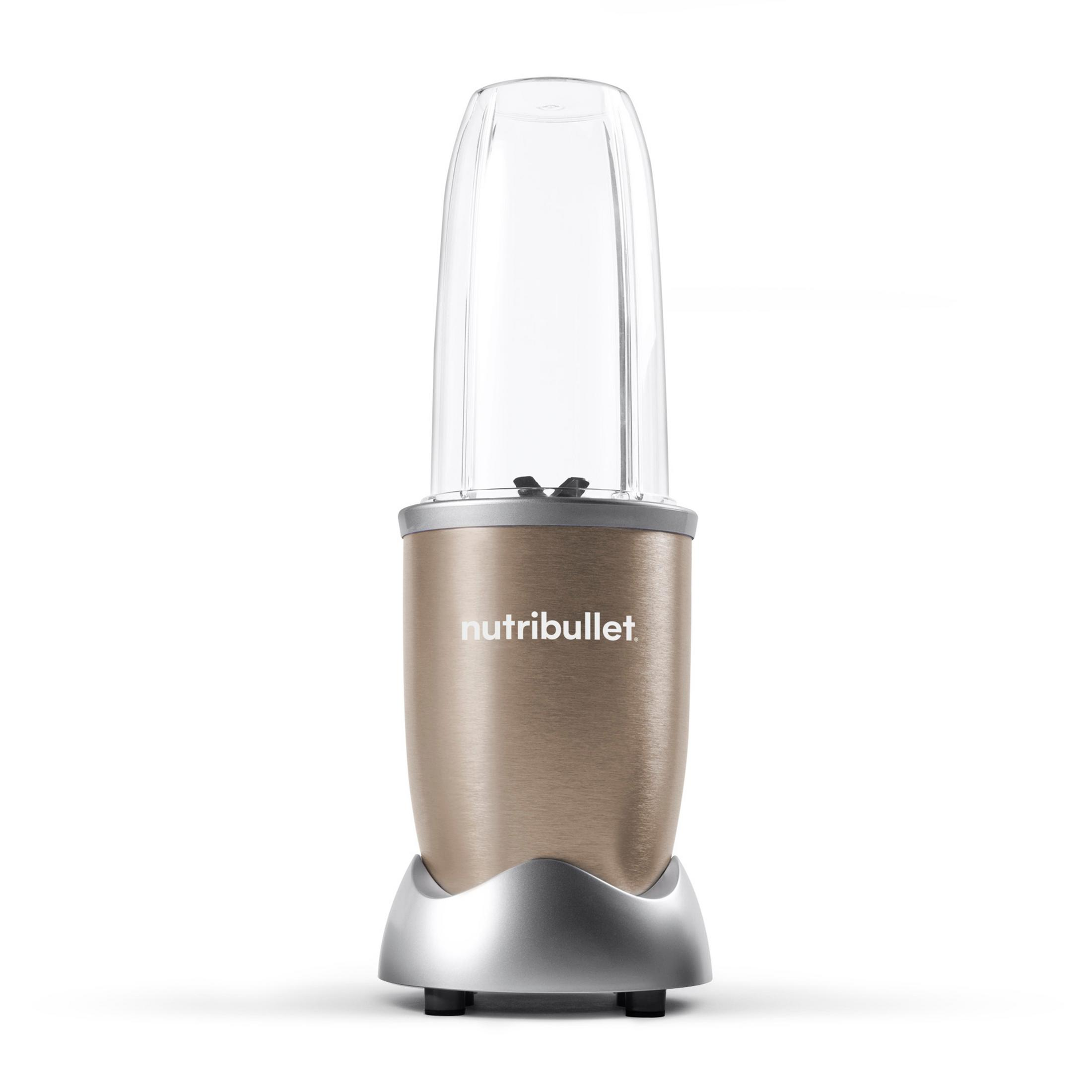 Ein hellbrauner Nutribullet-Mixer. Er hat einen silbernen Sockel und einen transparenten Behälter.