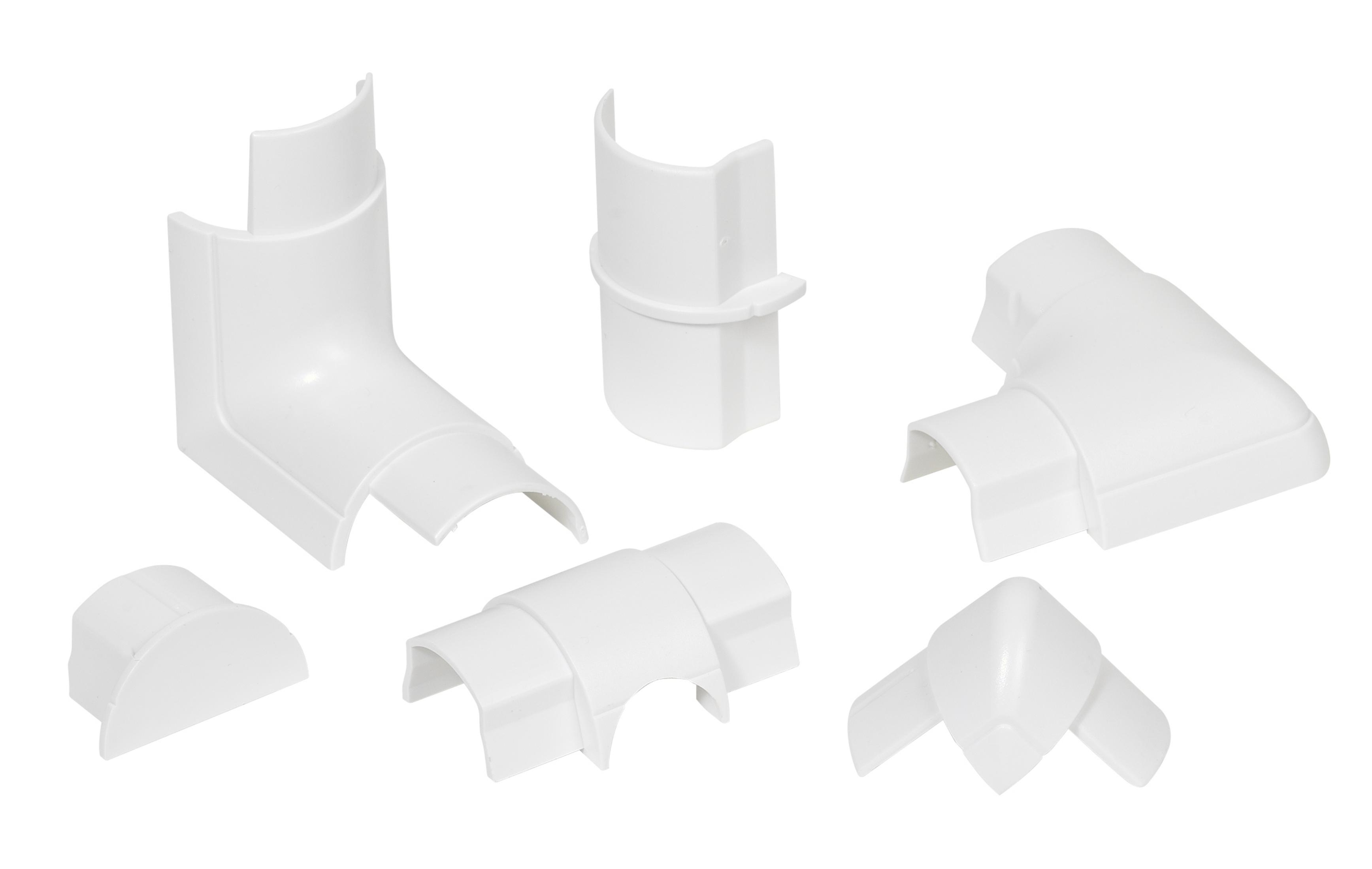 Raccordi per tubi in plastica bianca su sfondo bianco. Diversi pezzi, per angoli e connessioni.