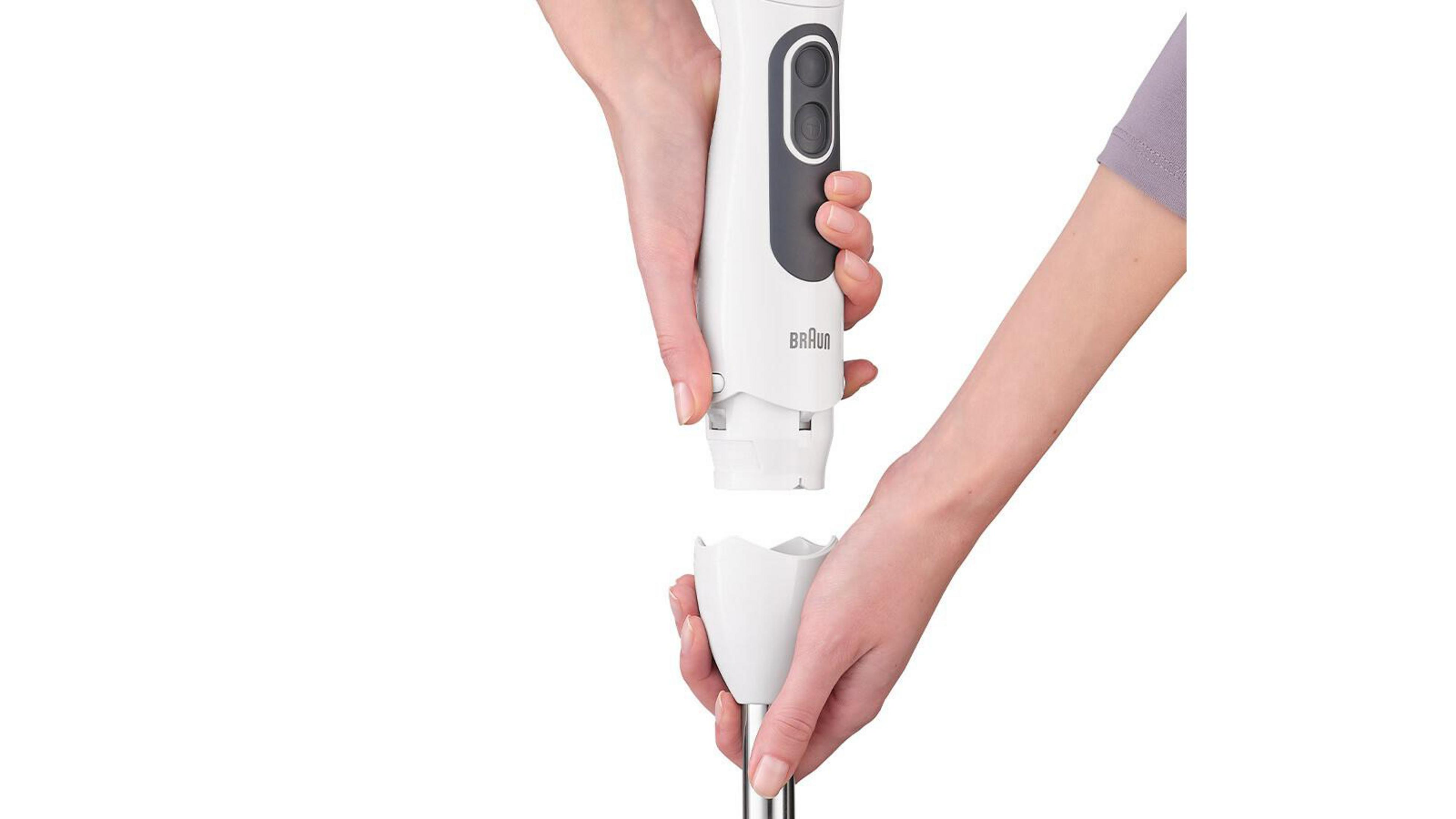 Para rąk składających biało-szary blender ręczny Braun, ujęcie z bliska.