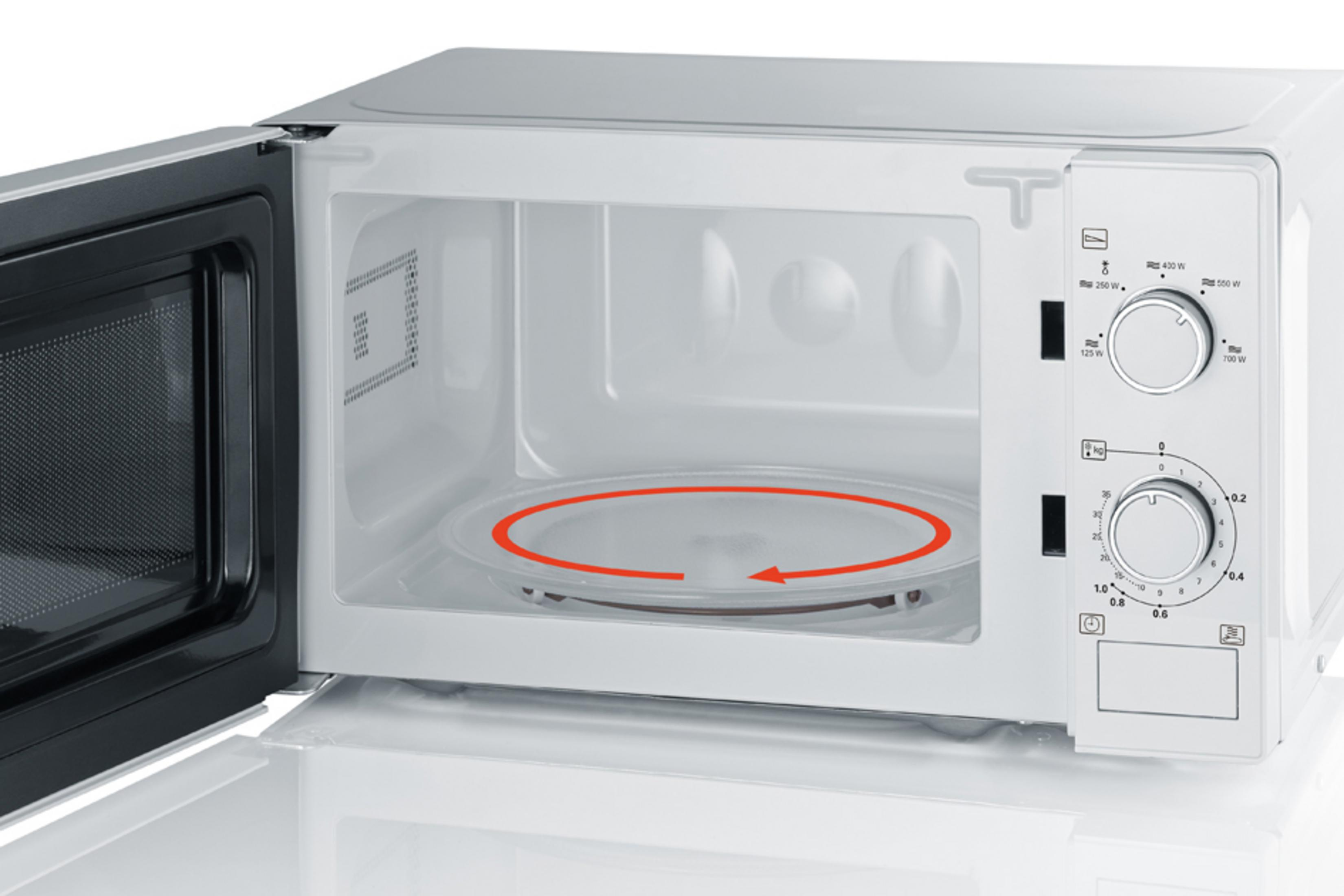 Un four à micro-ondes blanc avec la porte ouverte. Un plateau en verre avec une flèche rouge à l'intérieur est visible.