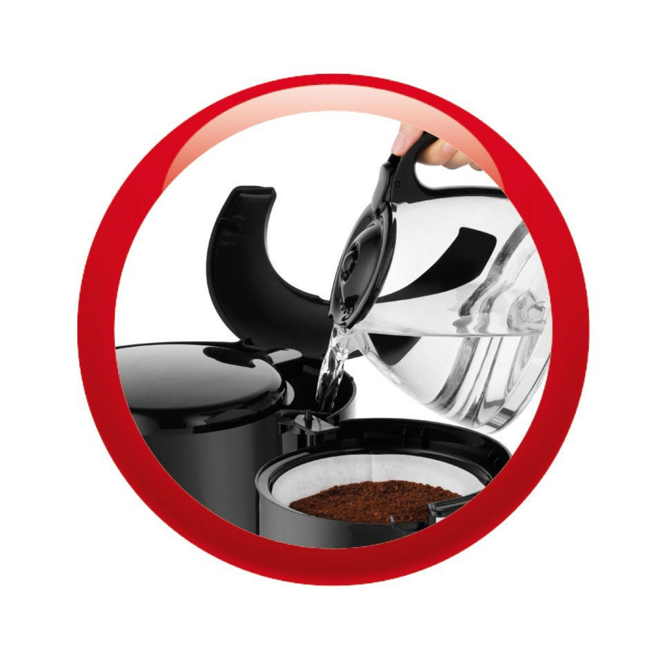 Ekspres do kawy, do którego wlewana jest woda. Mielona kawa widoczna w koszu filtra.