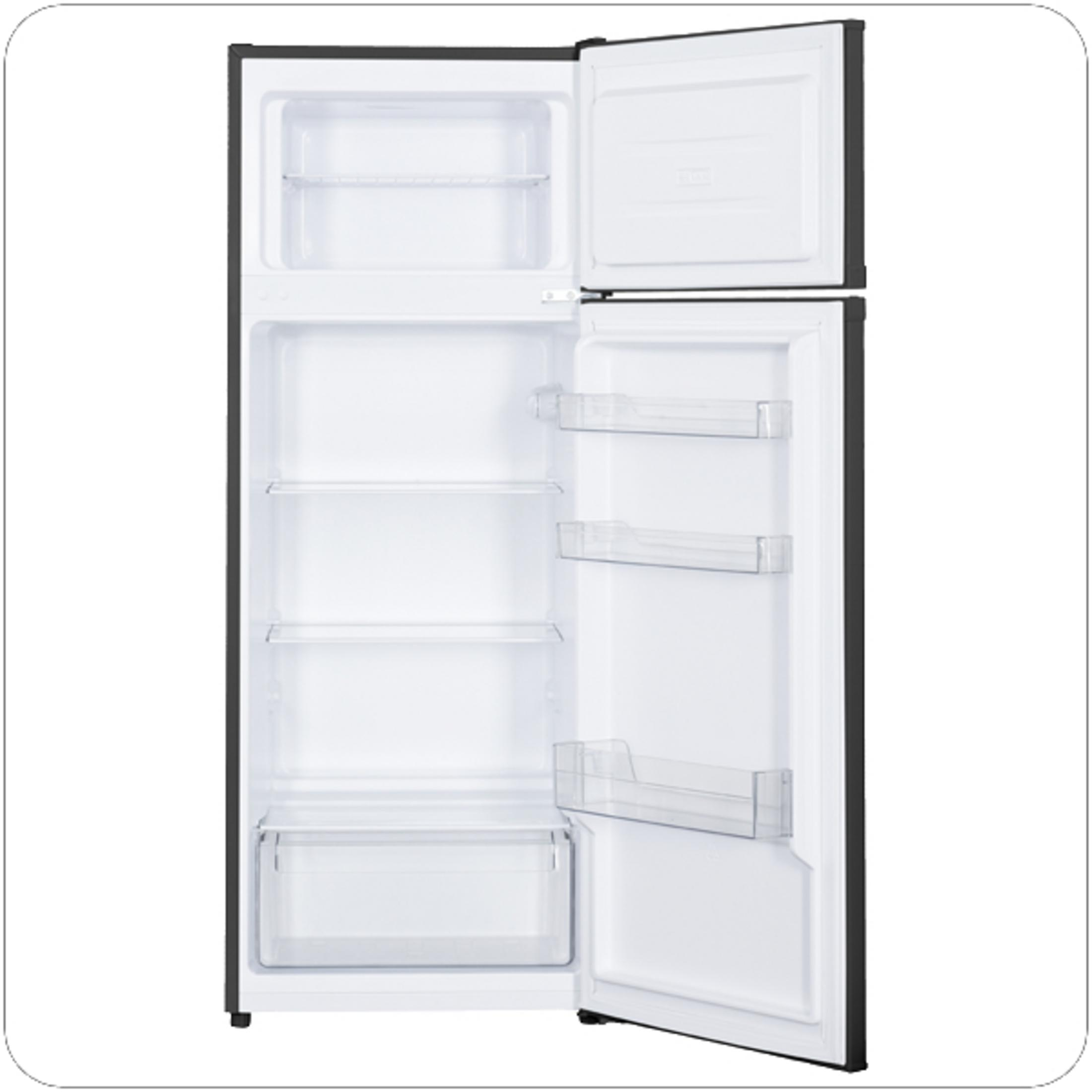 Offener Kühlschrank mit Regalen, Schubladen und Lebensmittellagerung.