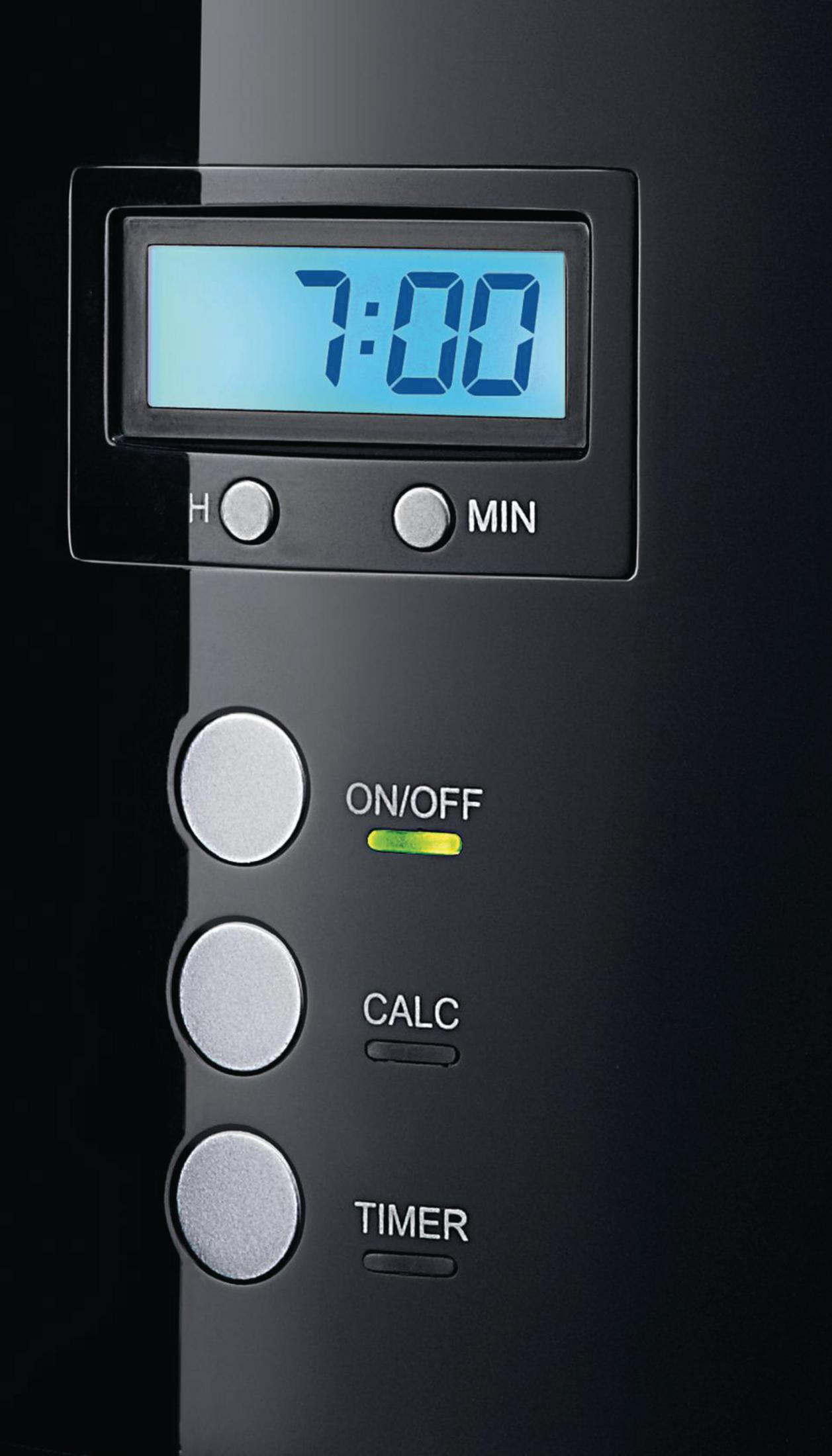 Zbliżenie na cyfrowy wyświetlacz i przyciski czarnego ekspresu do kawy. Na wyświetlaczu 7:00.