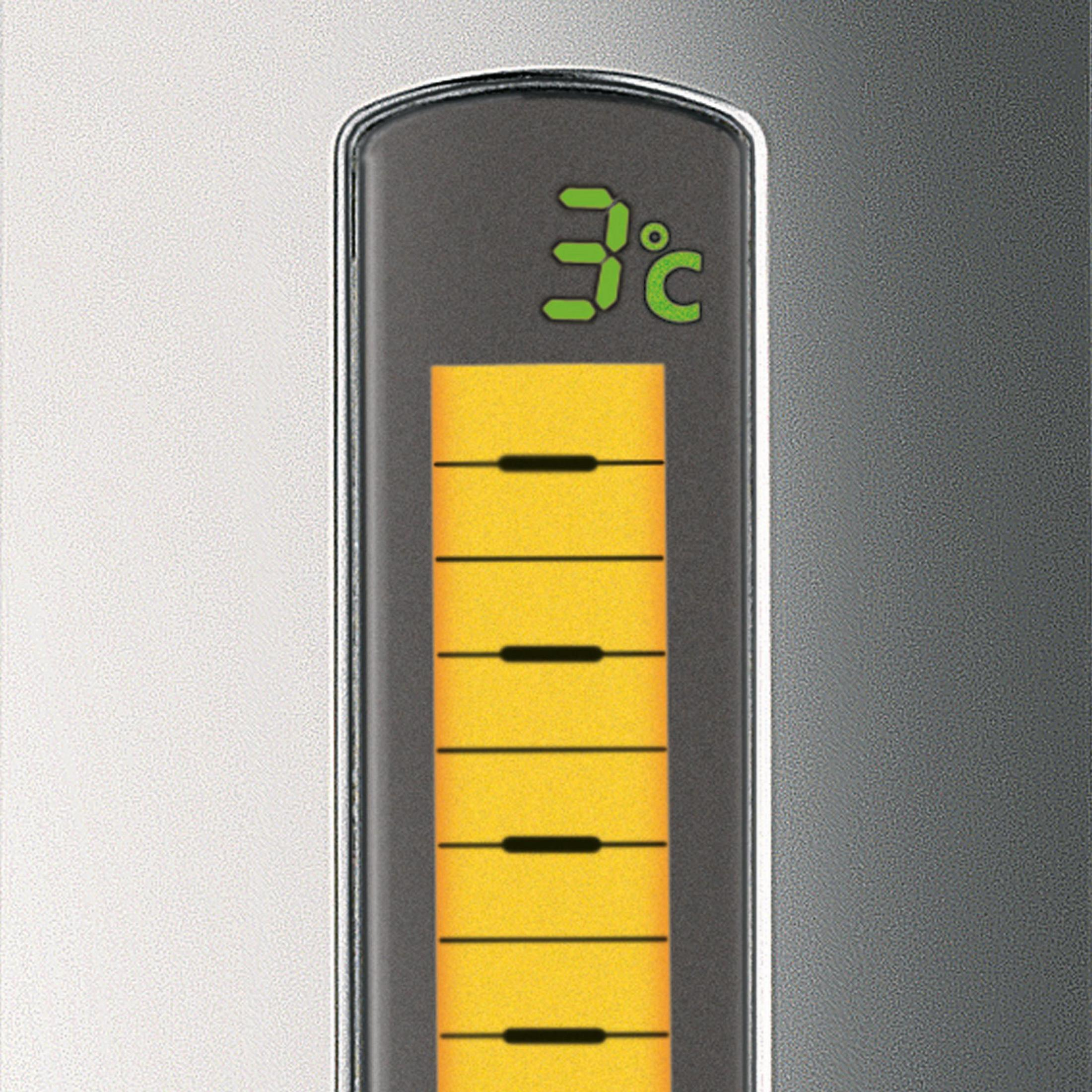 Primo piano di un display digitale che mostra una temperatura di 3 gradi Celsius. Lo sfondo è grigio.