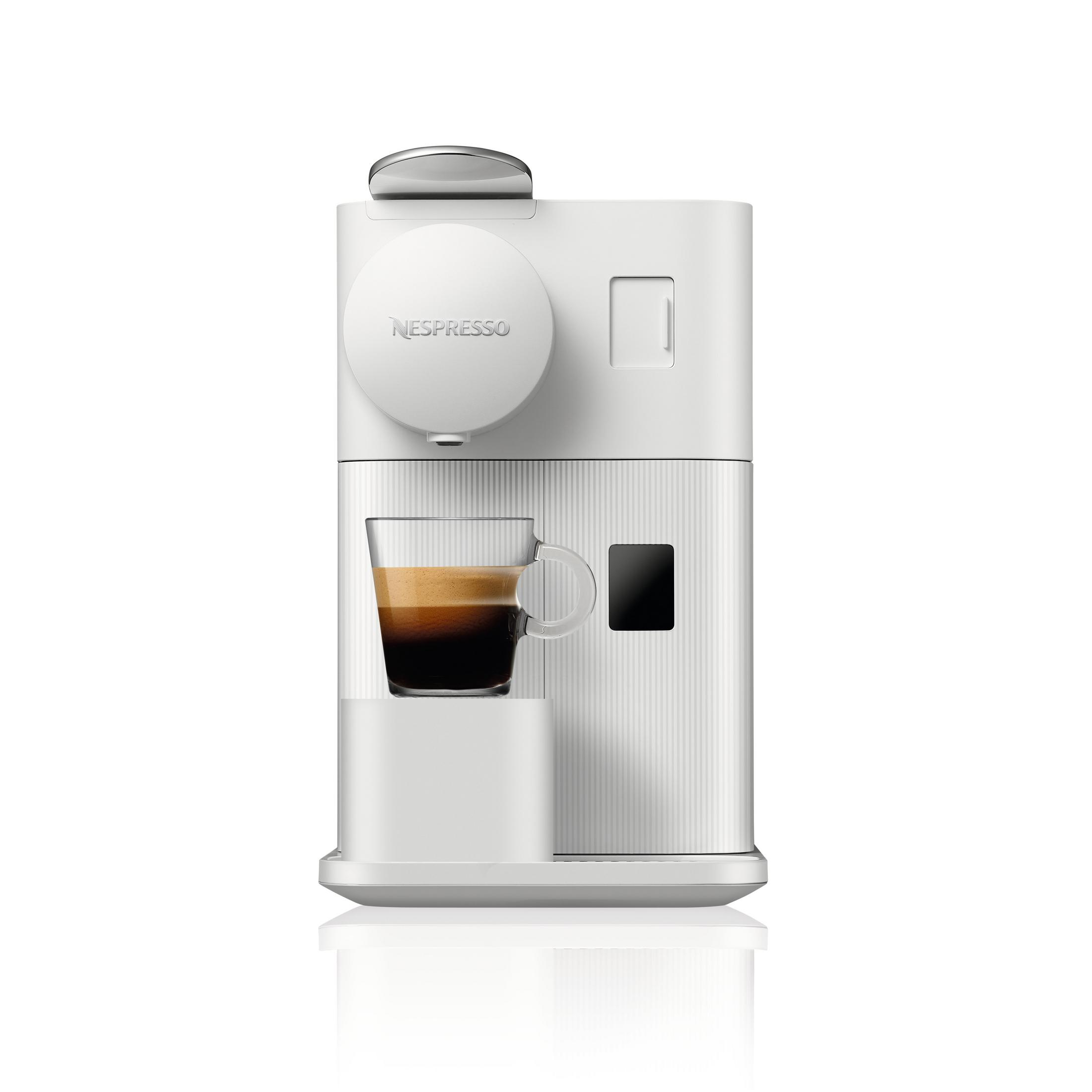 Máquina Nespresso blanca con un vaso de espresso. Sobre superficie blanca, aislada.