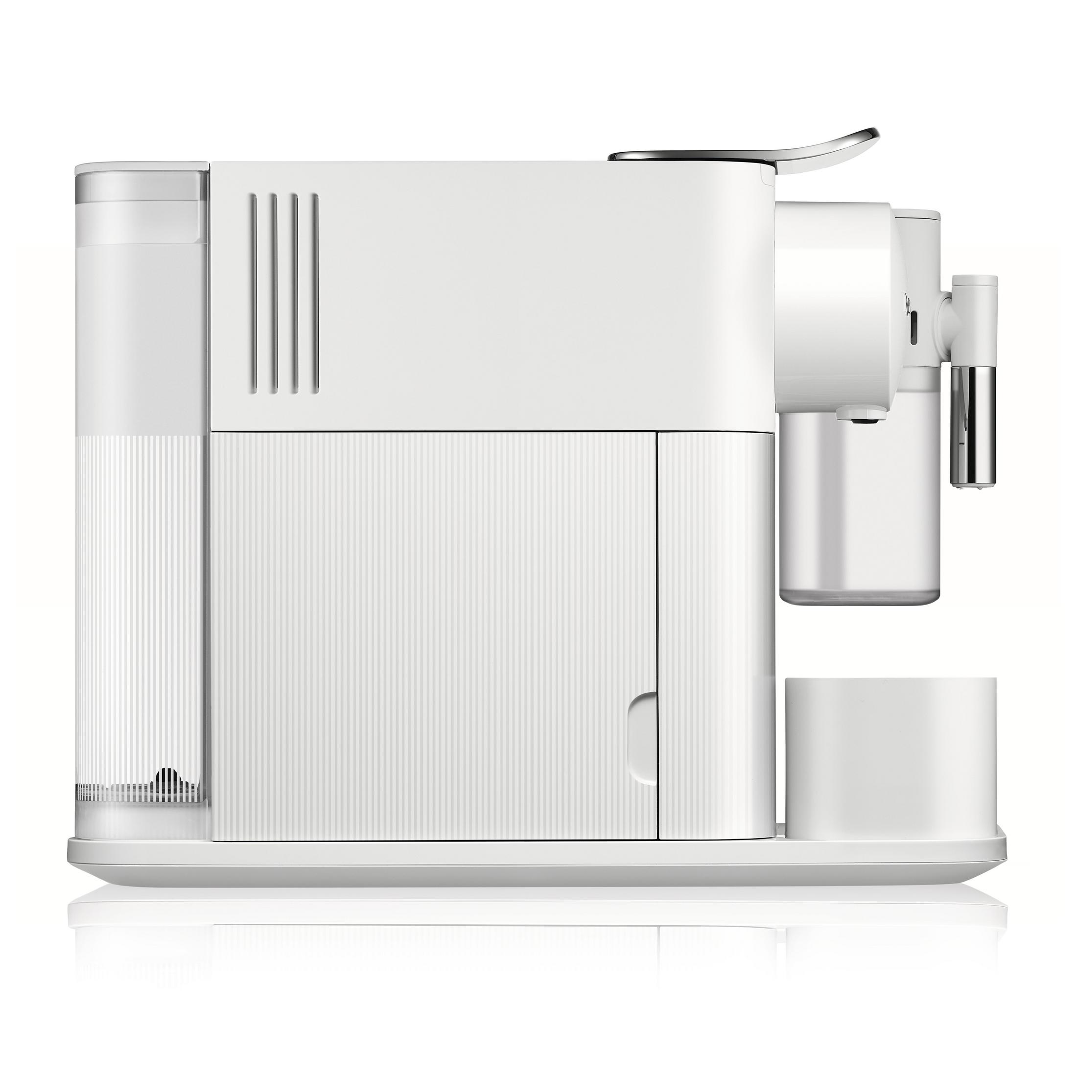 Una cafetera blanca con depósito de agua, cámara de infusión y bandeja de goteo.