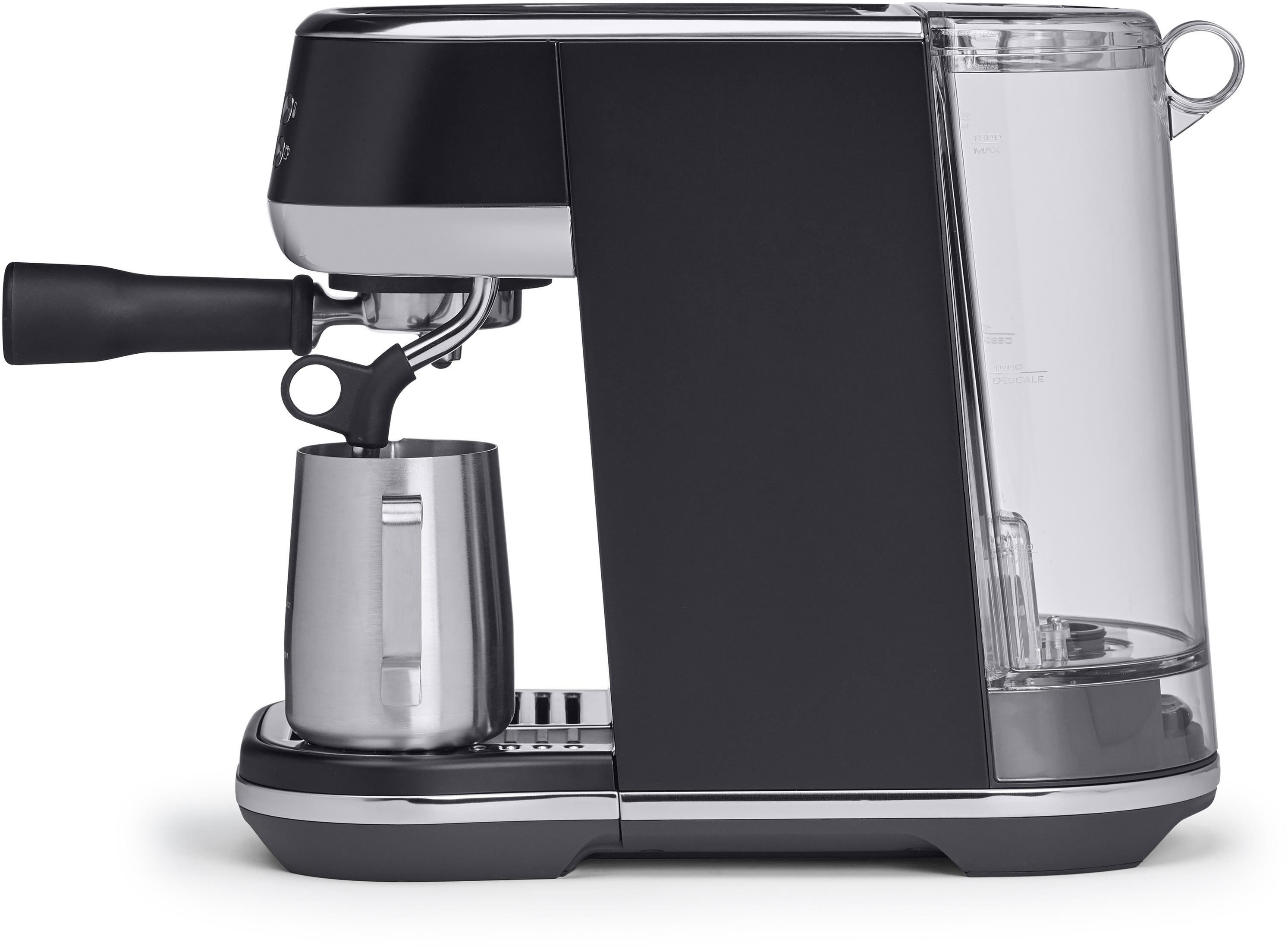 Czarny ekspres do kawy z srebrnym dzbankiem do spieniania mleka i zbiornikiem na wodę po prawej stronie.