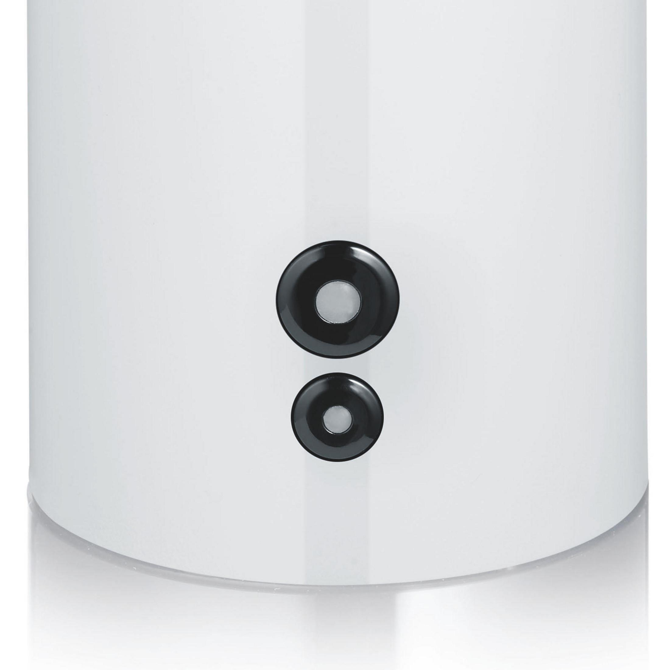 Zbliżenie na biały podgrzewacz wody z dwoma czarnymi okrągłymi elementami sterującymi z przodu.