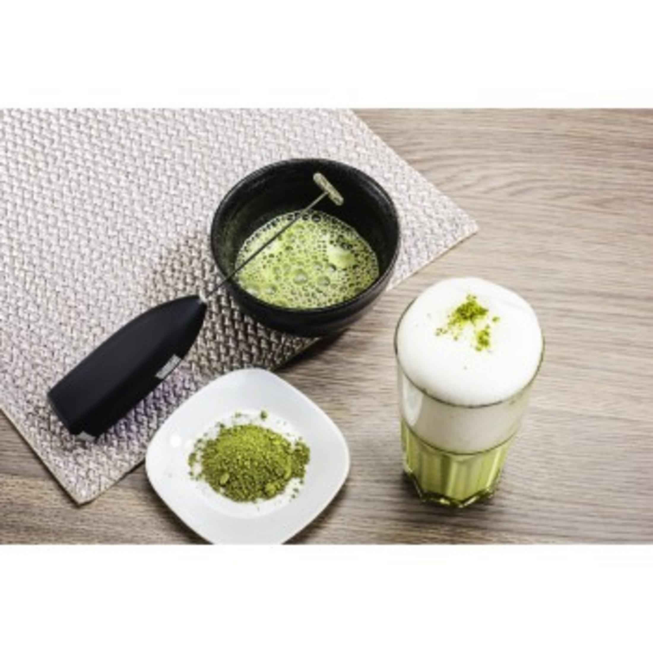Proszek matcha, miska matcha i szklanka matcha latte.