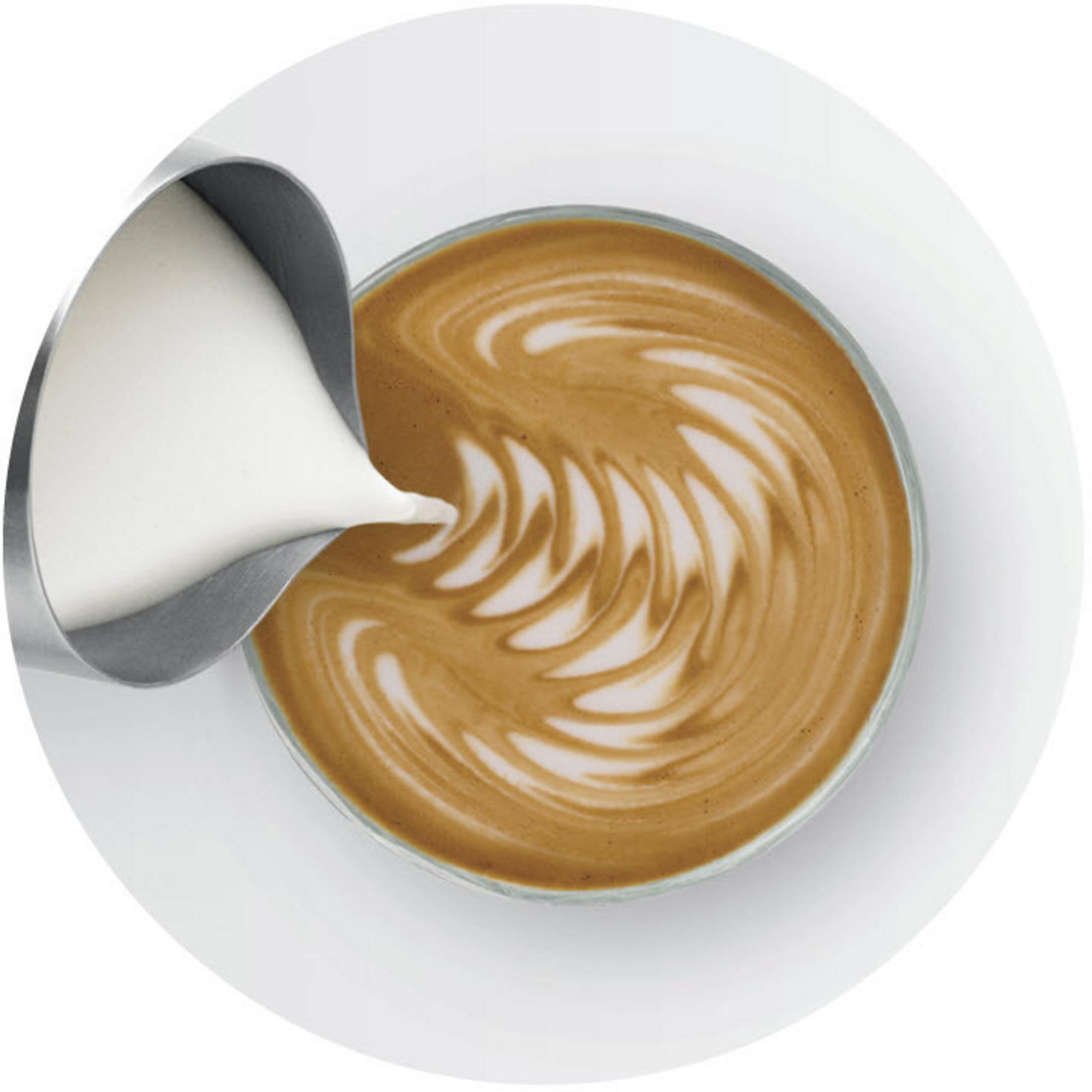 Latte Art: Milch aus einem silbernen Krug in eine Kaffeetasse gießen, wodurch ein Design entsteht.
