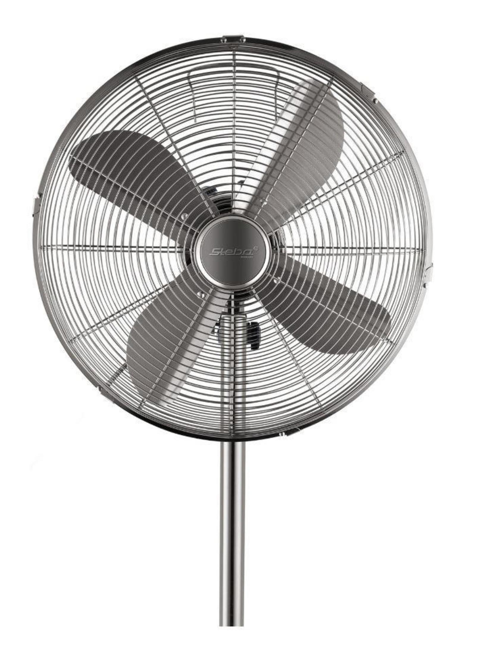 Un ventilador de metal plateado con cuatro aspas, sobre un fondo blanco.