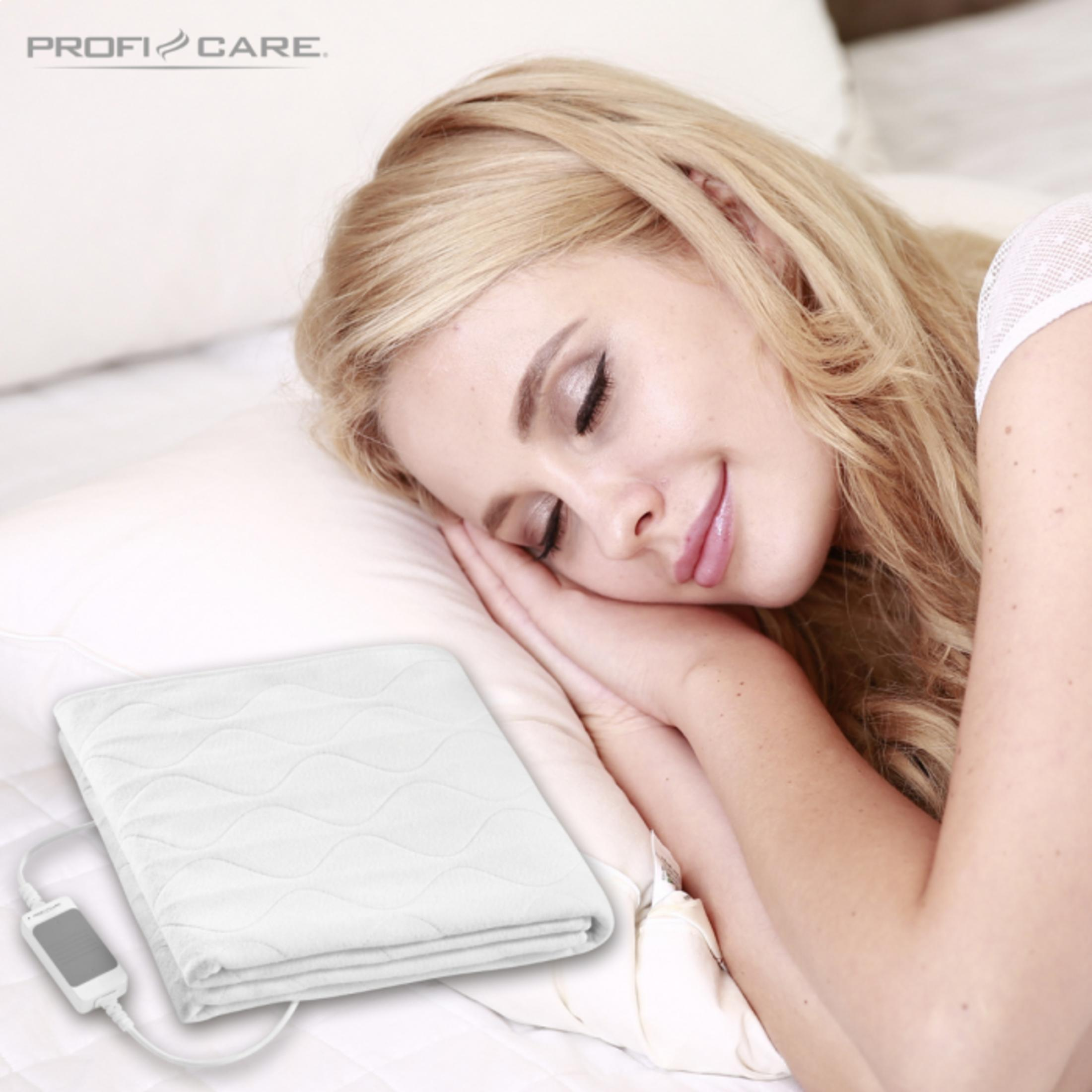 Kobieta leżąca na łóżku z białym kocem, białą poduszką elektryczną.