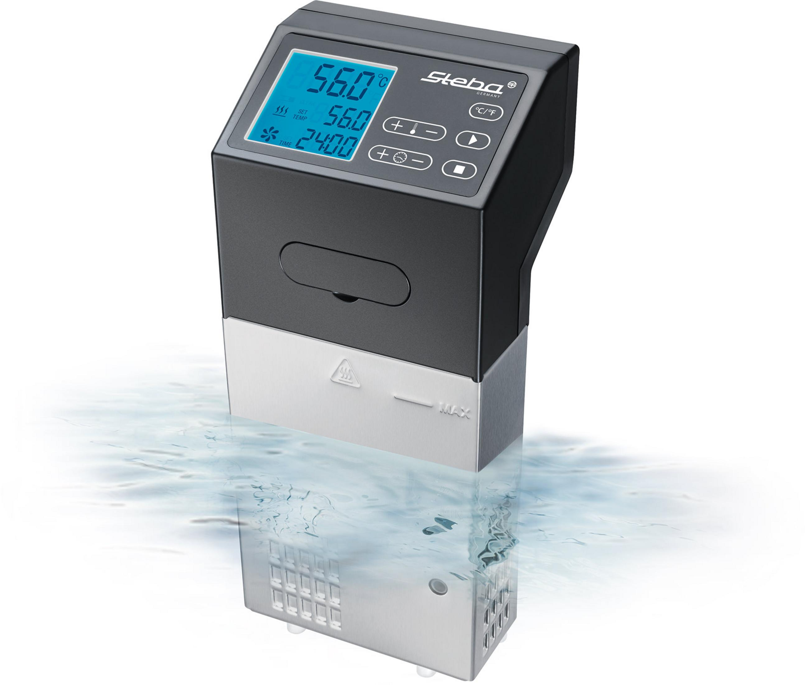 Ein schwarzer und silberner Sous-Vide-Zirkulator im Wasser.