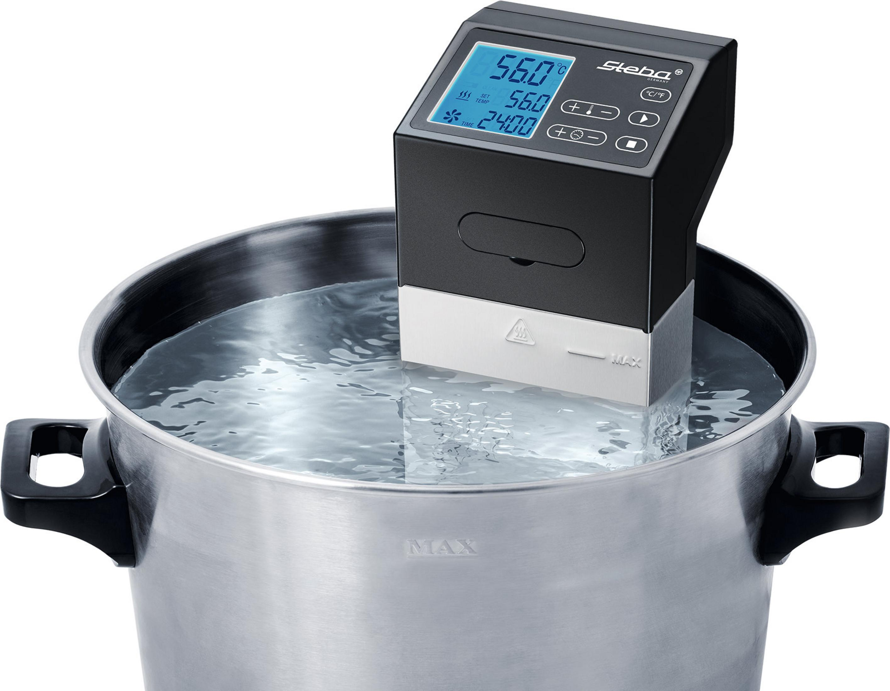 Ein Sous-Vide-Zirkulator in einem Edelstahl-Topf mit Wasser.