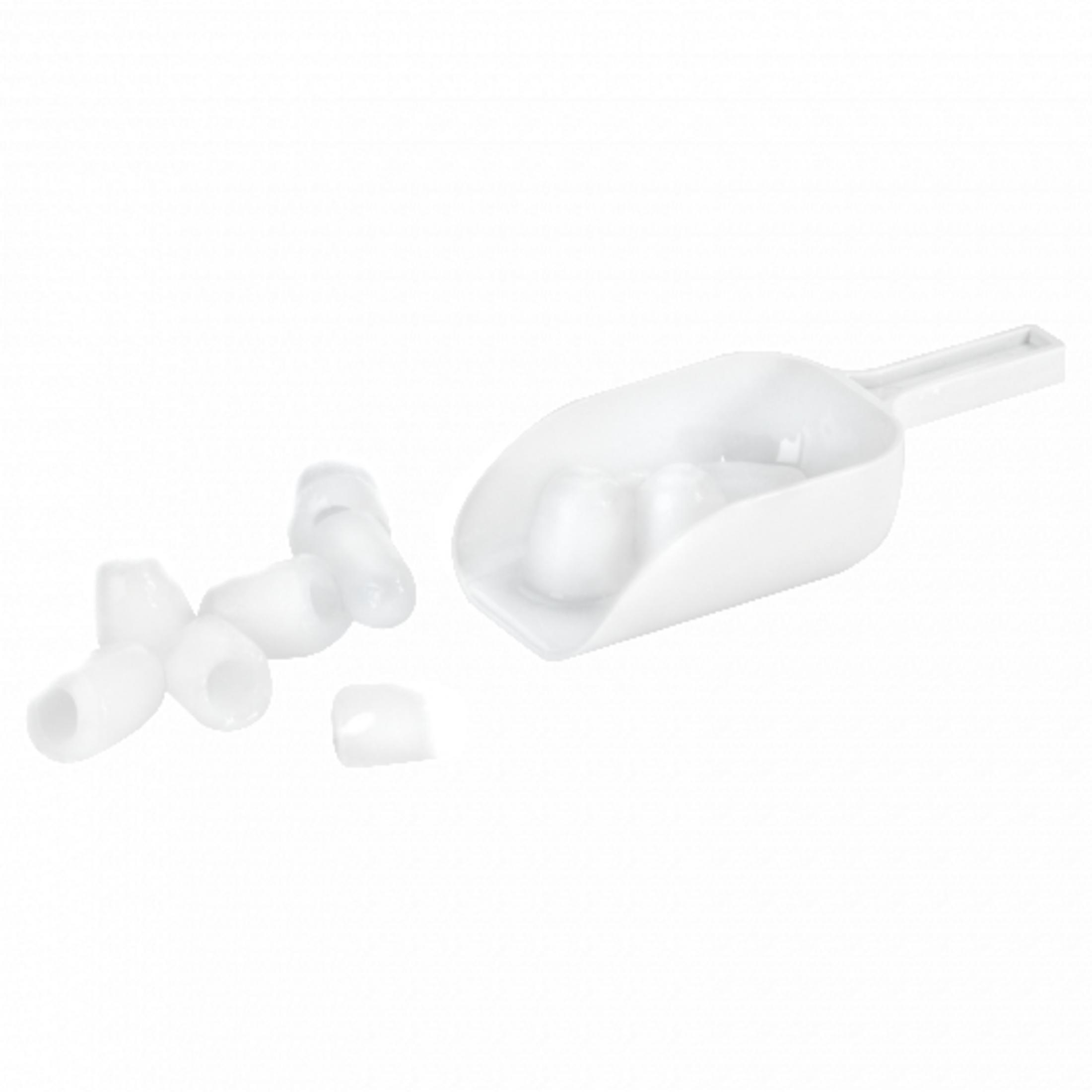 Biała szufelka do lodu z kostkami lodu. Kilka kostek rozrzuconych na białej powierzchni.