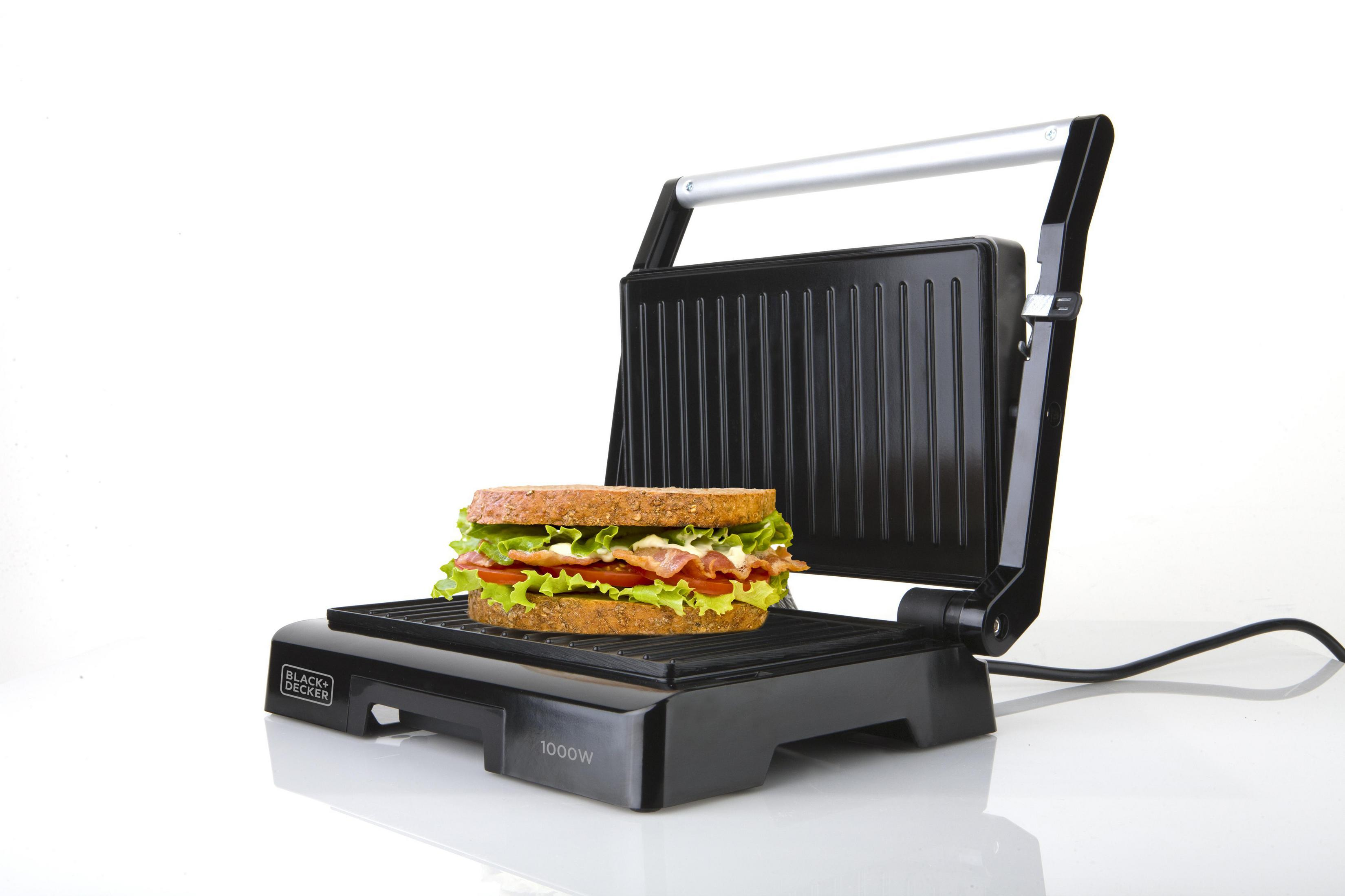 Black+Decker Sandwichmaker mit einem Sandwich auf weißem Hintergrund.