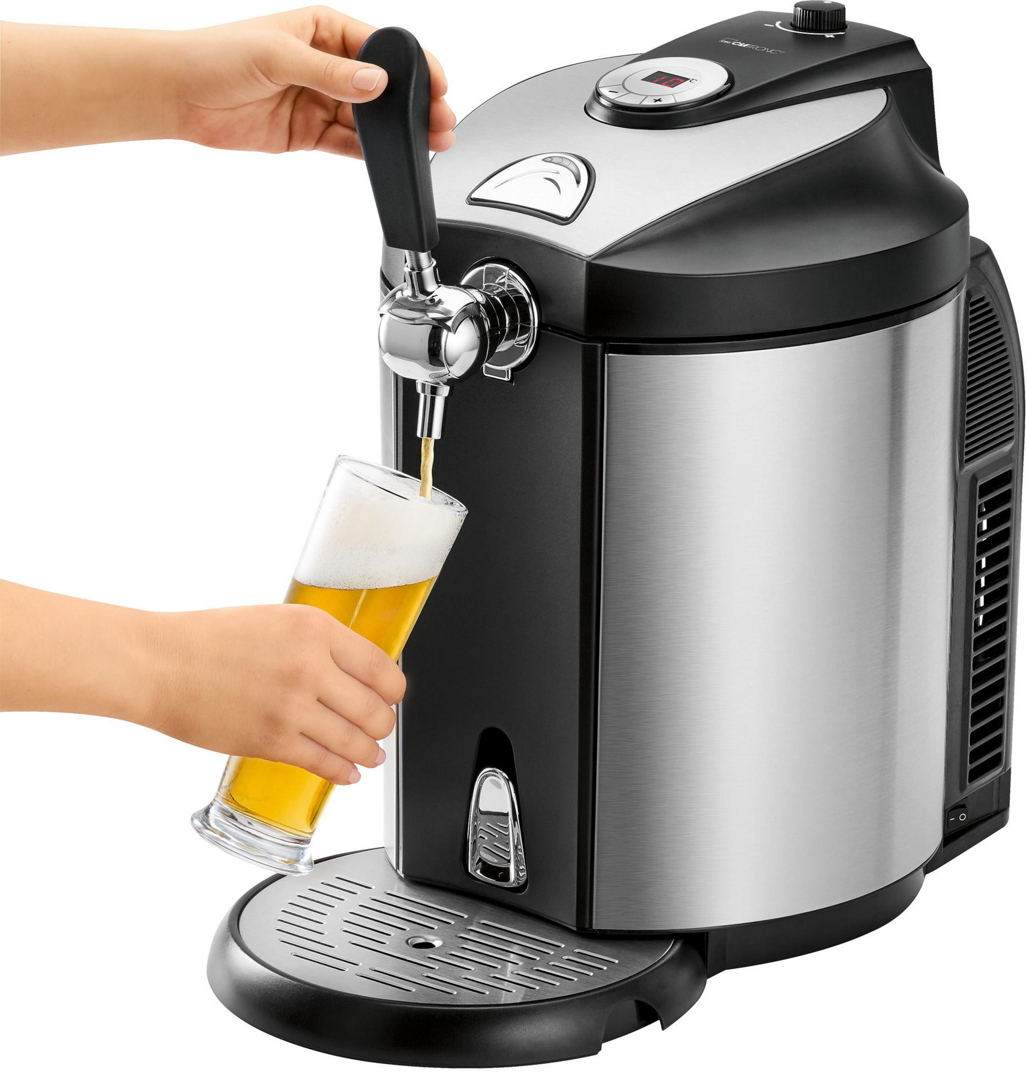 Ręce nalewają piwo z kranu do szklanki, obok dystrybutora piwa.