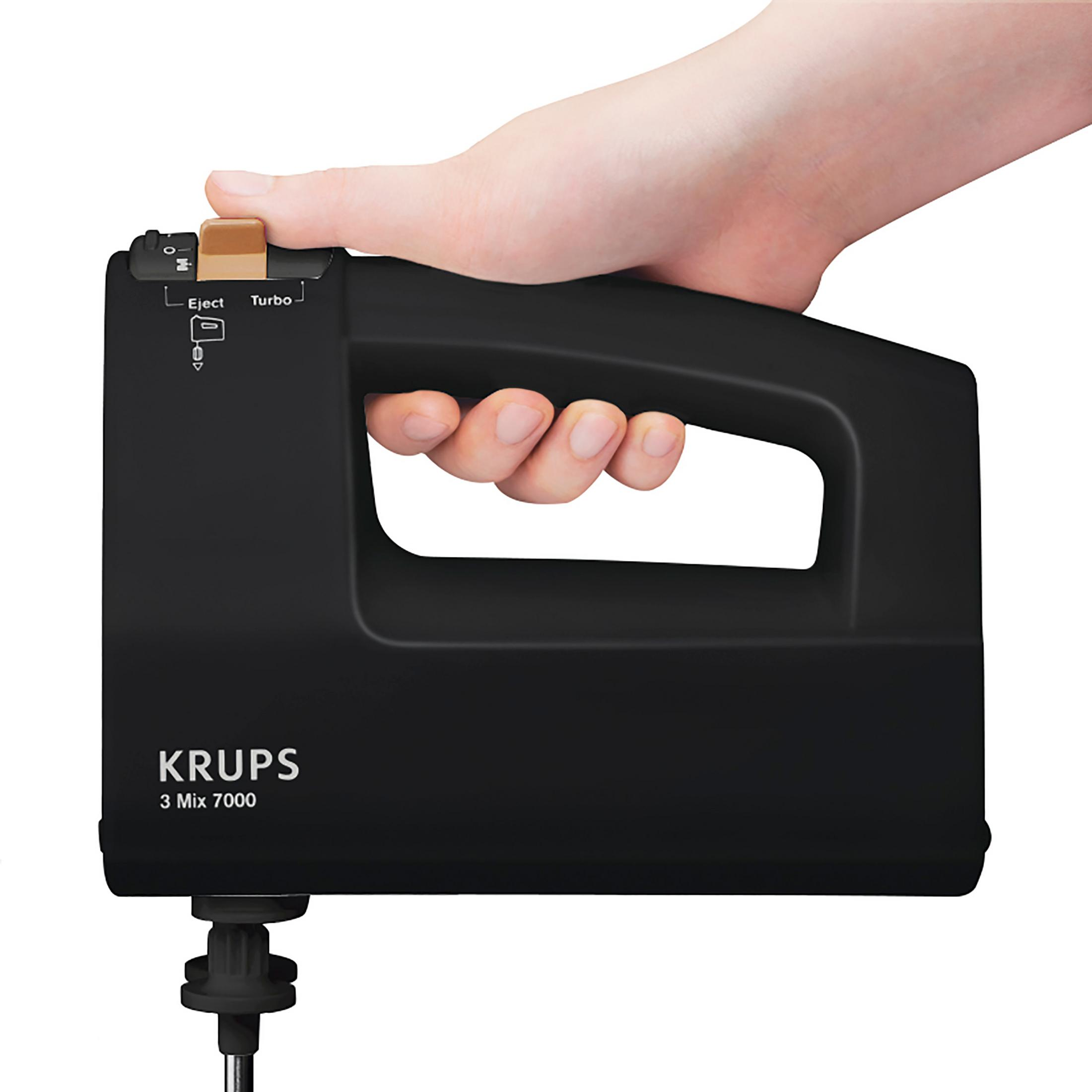 Ręka trzymająca czarny mikser ręczny z marką KRUPS.