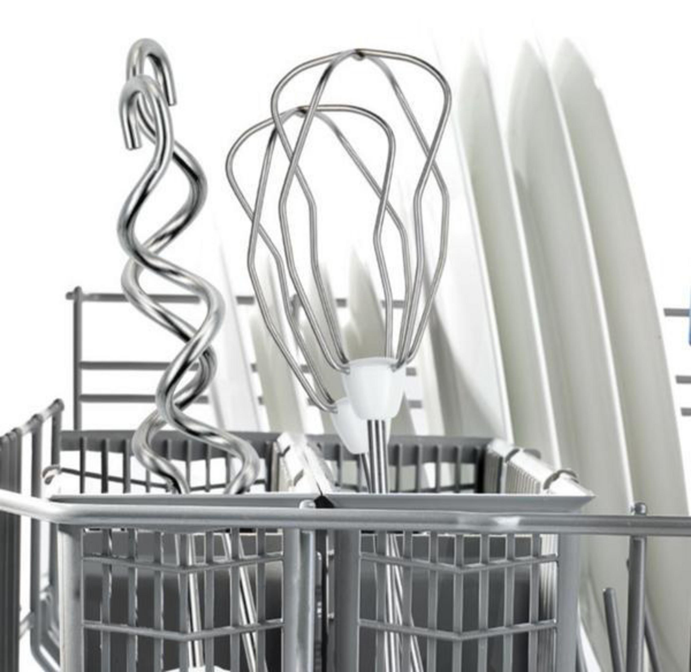 Koszyk zmywarki z przyborami, w tym trzepaczkami i talerzami.