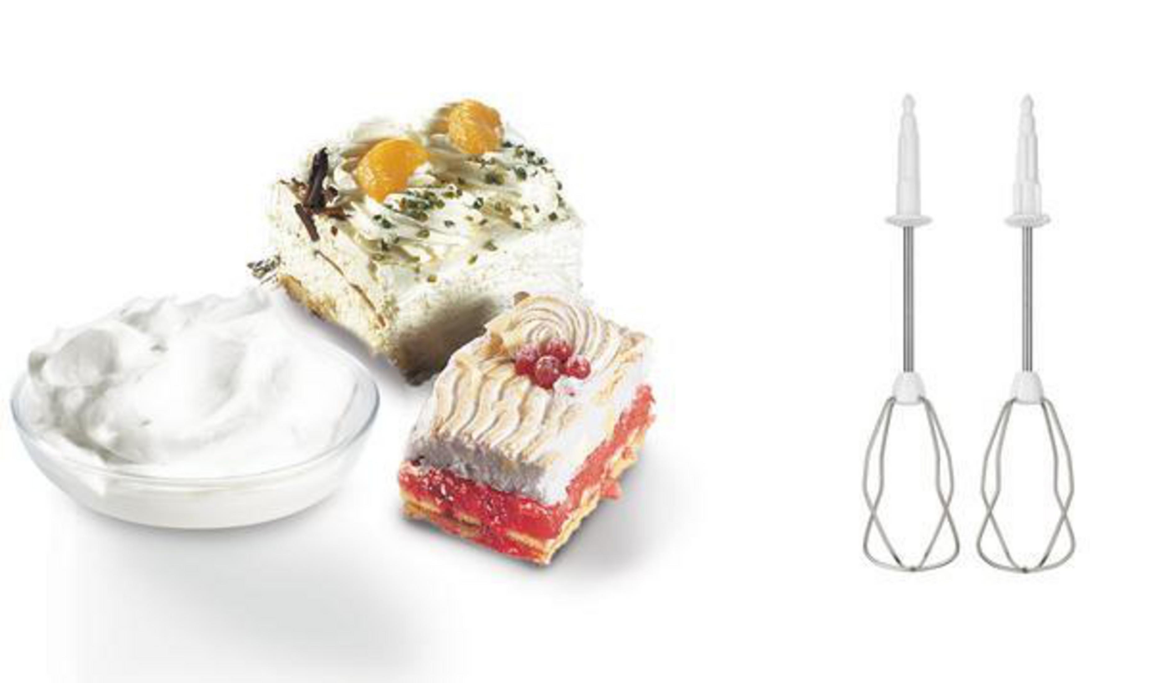 Bita śmietana w misce z dwoma ciastami i dwiema trzepaczkami na białym tle.