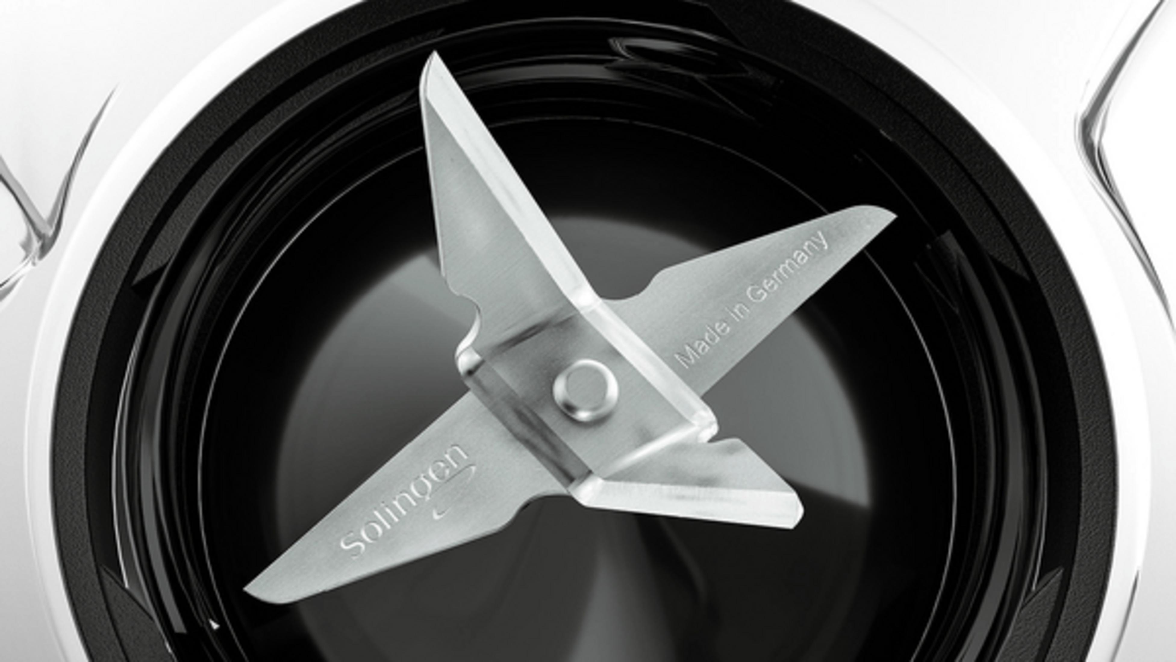Zbliżenie na ostrza blendera z grawerunkami 'Solingen' i 'Made in Germany'.