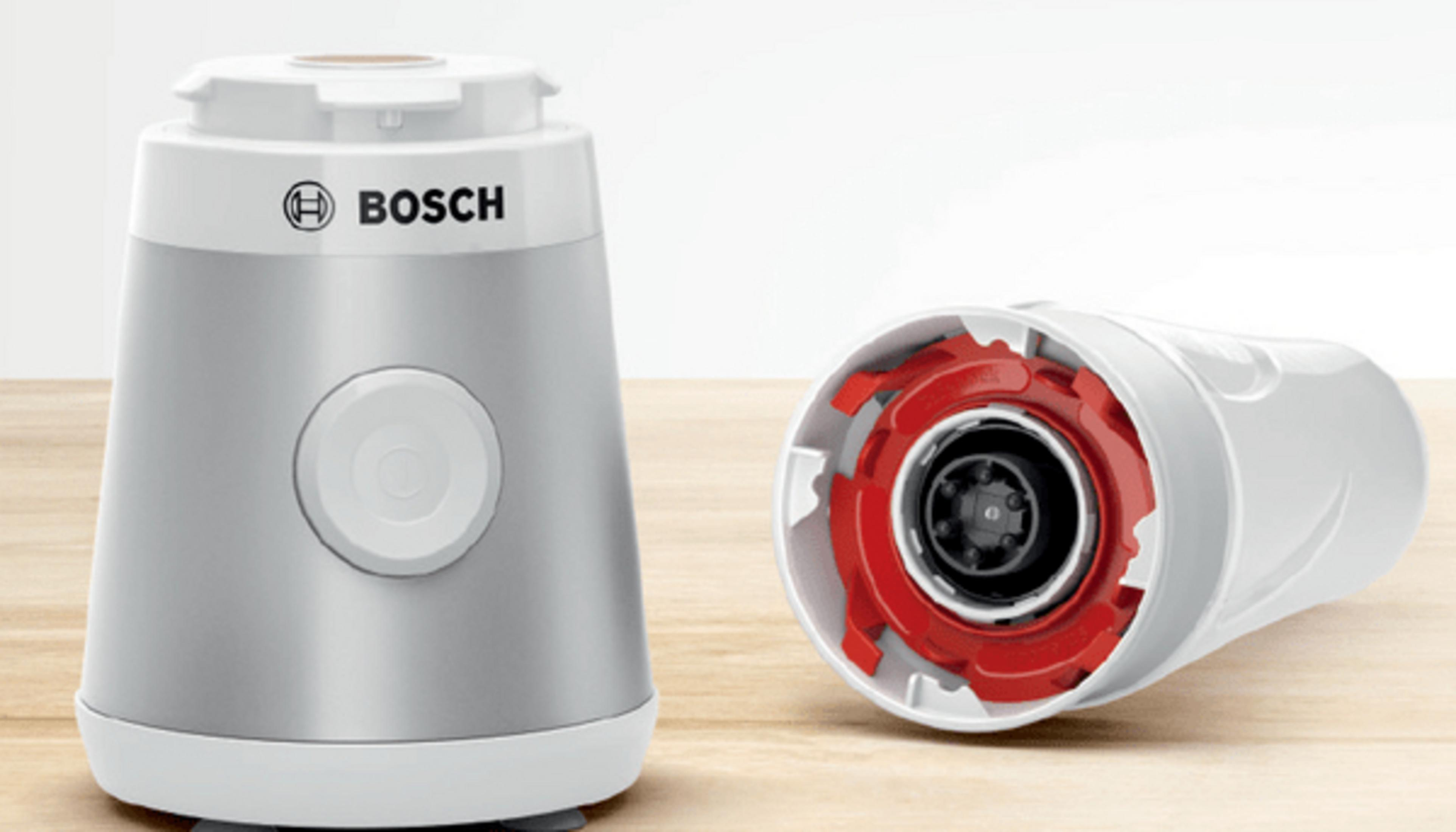 Srebrny blender Bosch z białą górą i rozmontowaną czerwoną częścią.