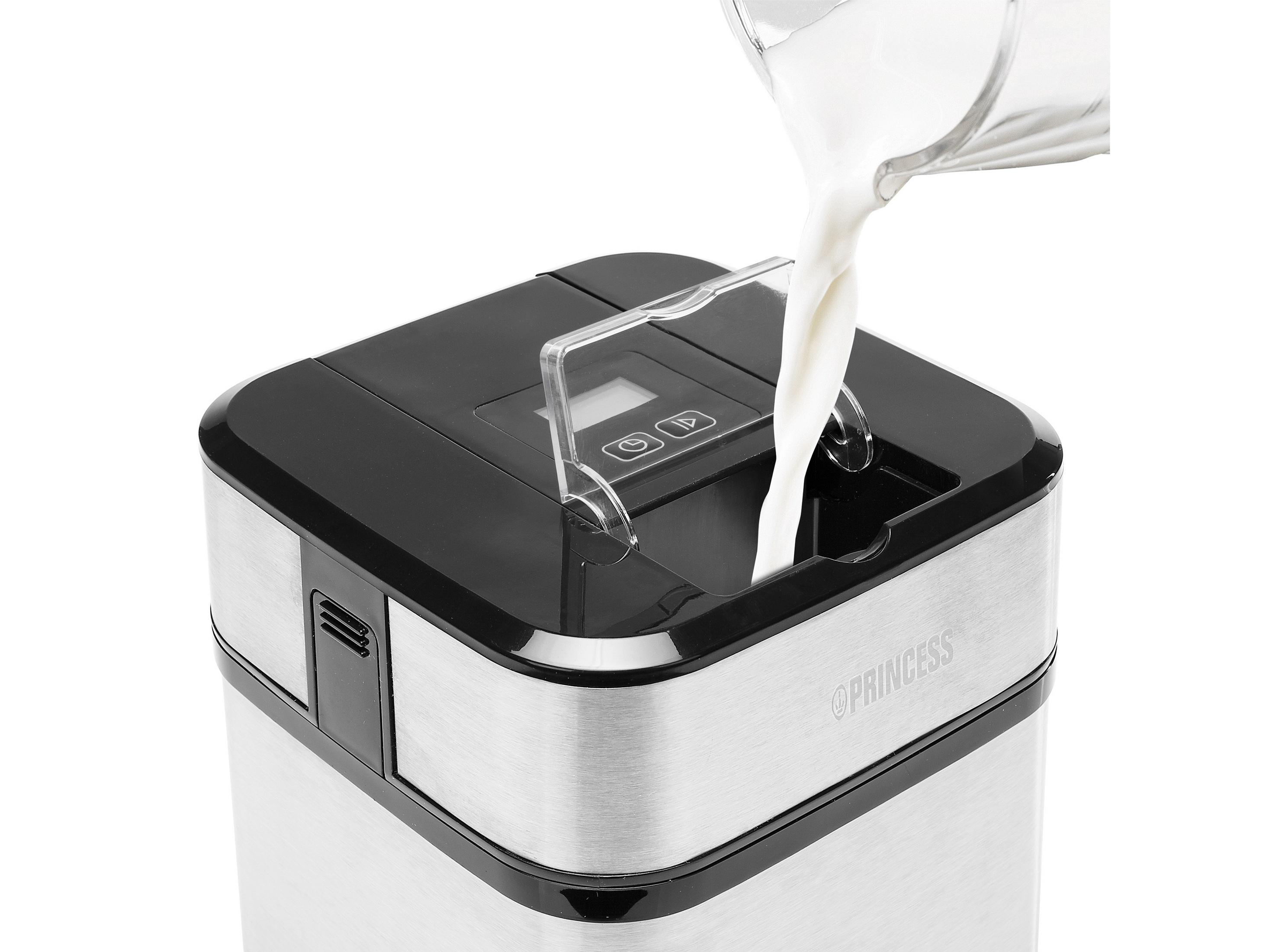 Mleko wlewane do srebrno-czarnej maszyny do lodów. Marka to 'Princess'.